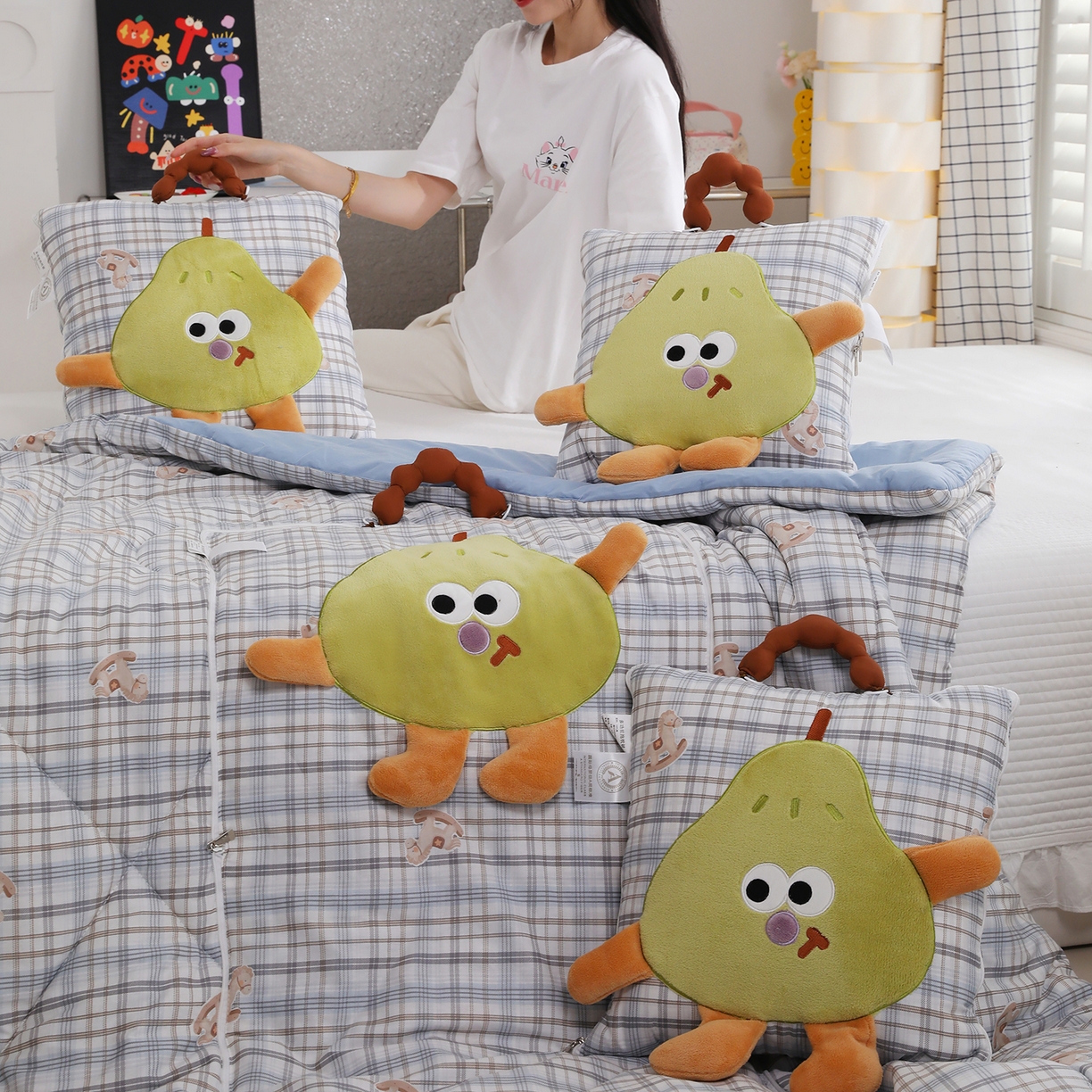 91家纺网 家纺一手货源 找家纺 照世家纺 2026新款多功能手提式抱枕被-梨想成真 木马格