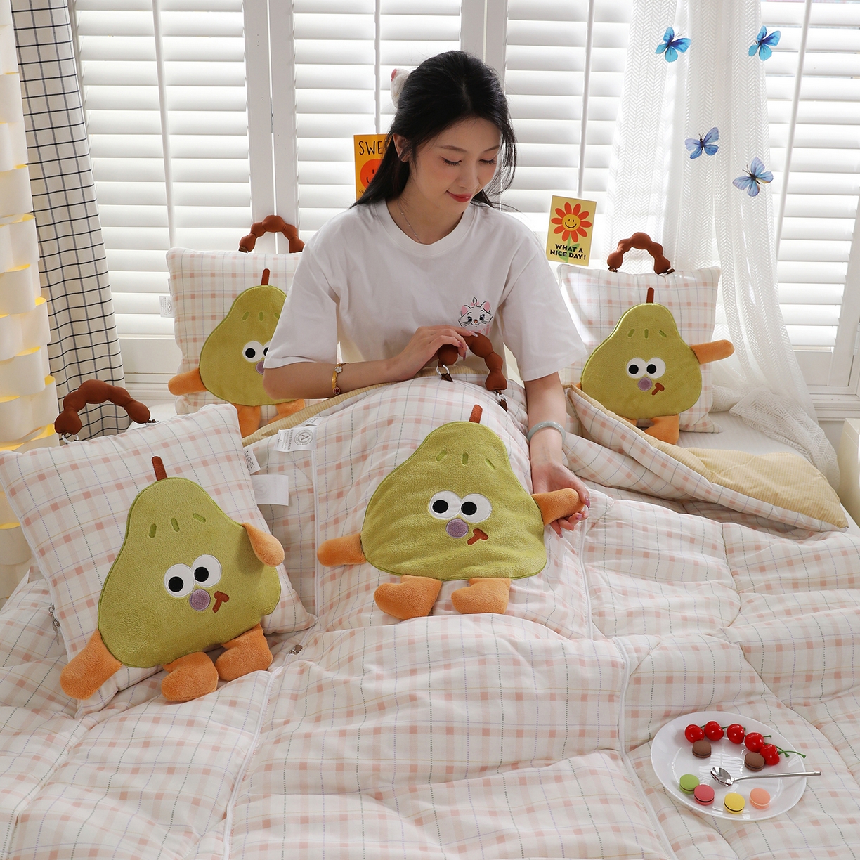 91家纺网 家纺一手货源 找家纺 照世家纺 2026新款多功能手提式抱枕被-梨想成真 浅薇安