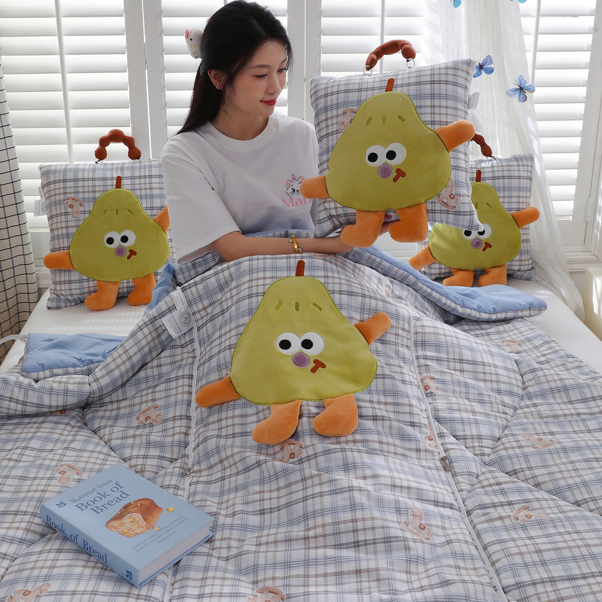 91家纺网 家纺一手货源 找家纺 照世家纺 2026新款多功能手提式抱枕被-梨想成真 木马格