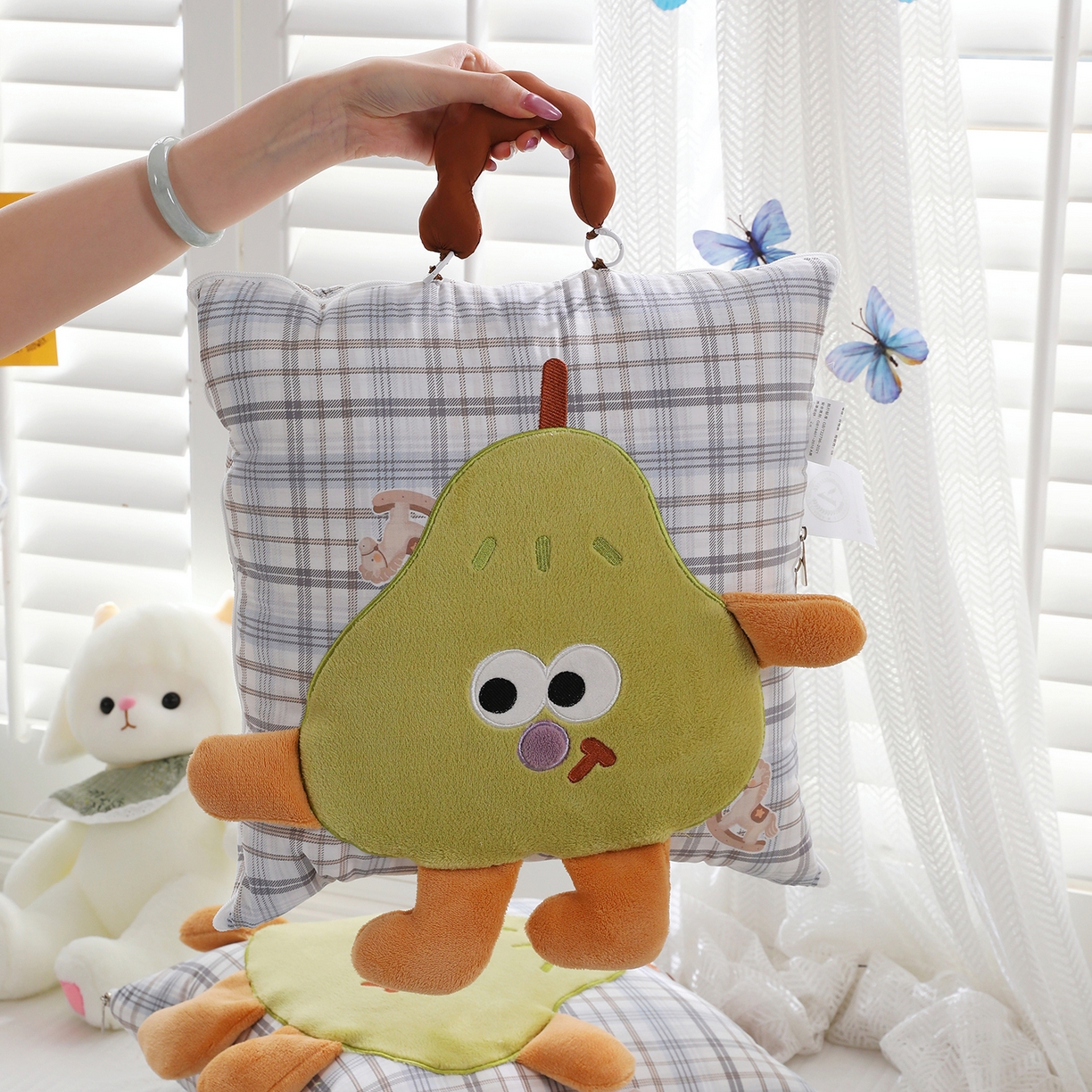 91家纺网 家纺一手货源 找家纺 照世家纺 2026新款多功能手提式抱枕被-梨想成真 木马格