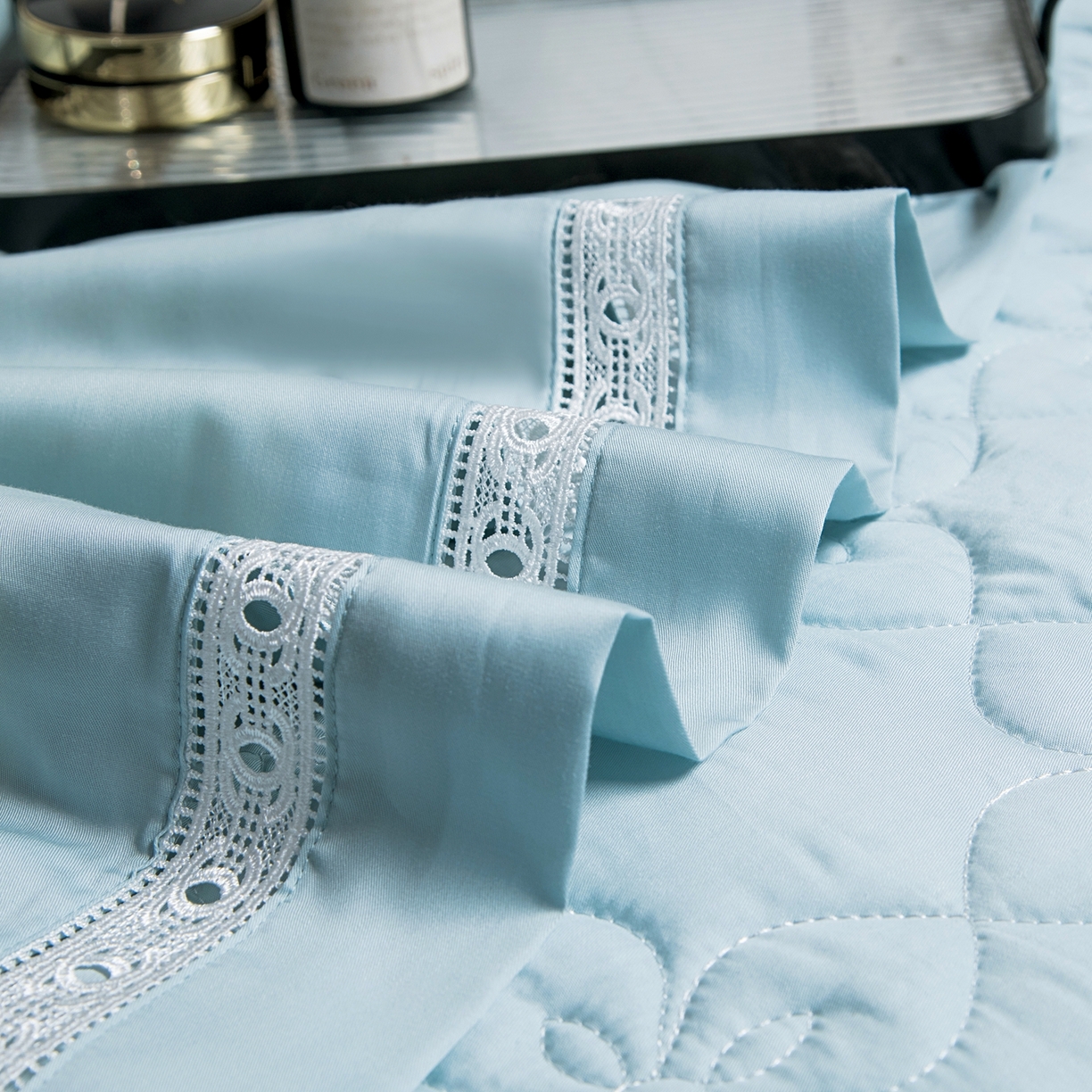 91家纺网 家纺一手货源 找家纺 三俏家纺 2026新款60支兰精天丝A类镂空床盖款夏被四件套纯色20％大豆蛋白【包质检】 海盐蓝