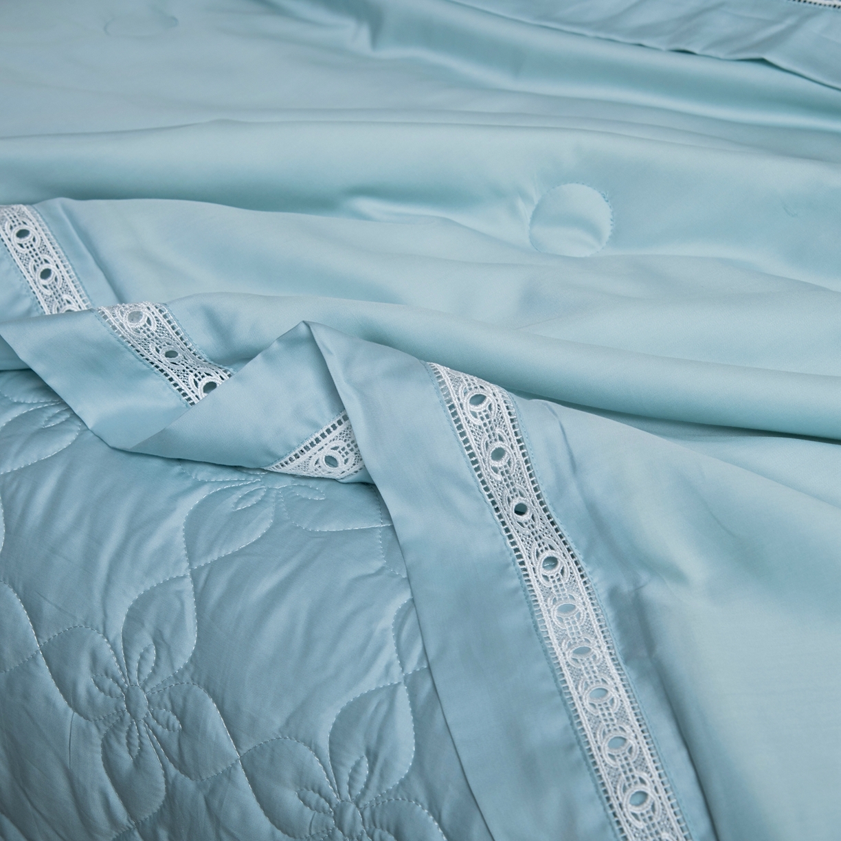 91家纺网 家纺一手货源 找家纺 三俏家纺 2026新款60支兰精天丝A类镂空床盖款夏被四件套纯色20％大豆蛋白【包质检】 海盐蓝