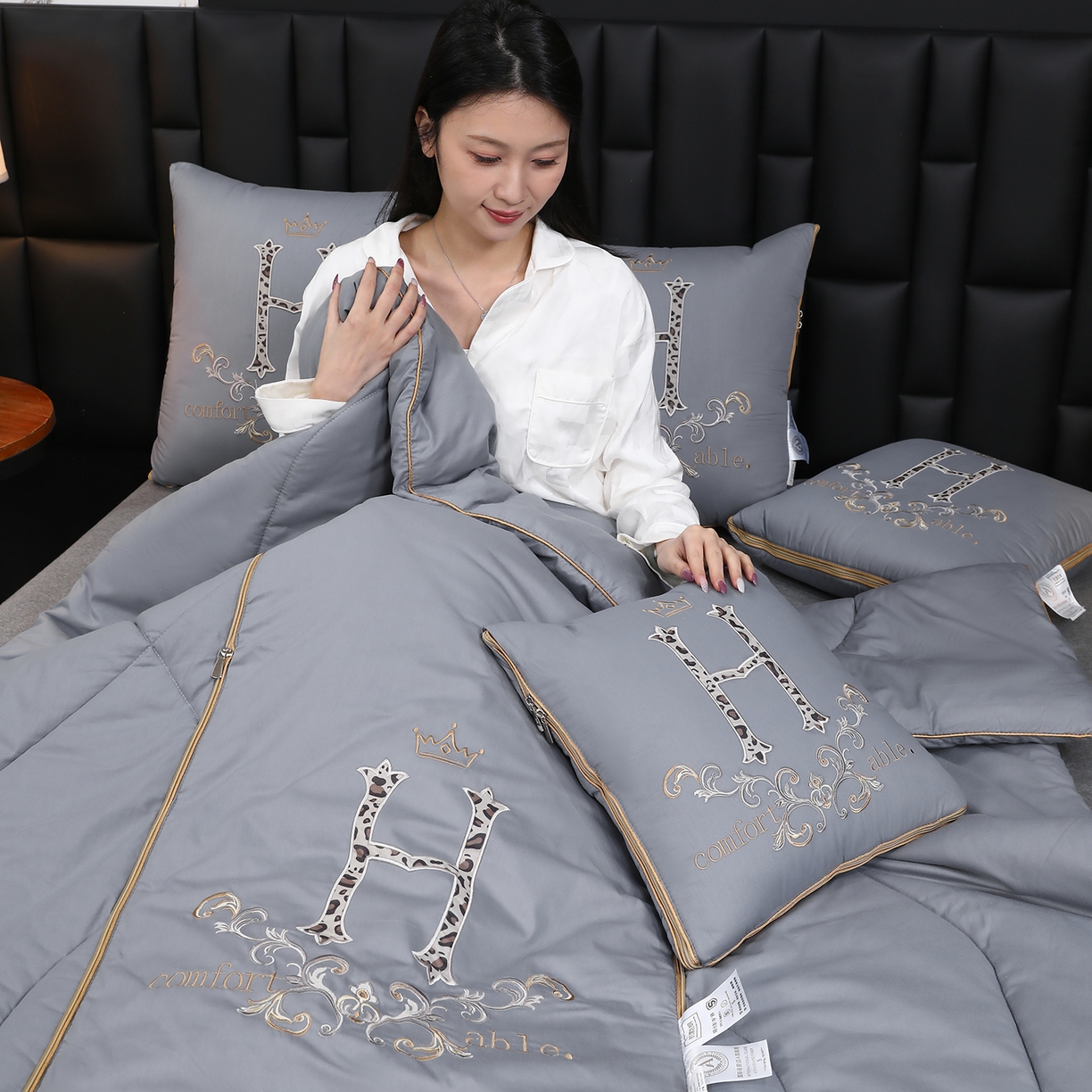 91家纺网 家纺一手货源 找家纺 照世家纺 2026新款全棉安逸H款抱枕被 浅灰