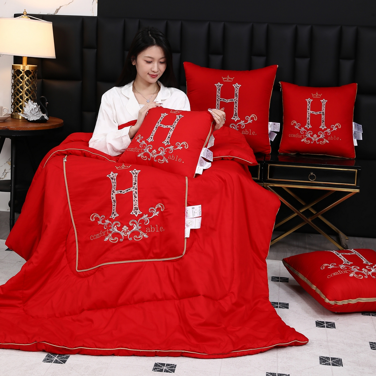 91家纺网 家纺一手货源 找家纺 照世家纺 2026新款全棉安逸H款抱枕被 大红