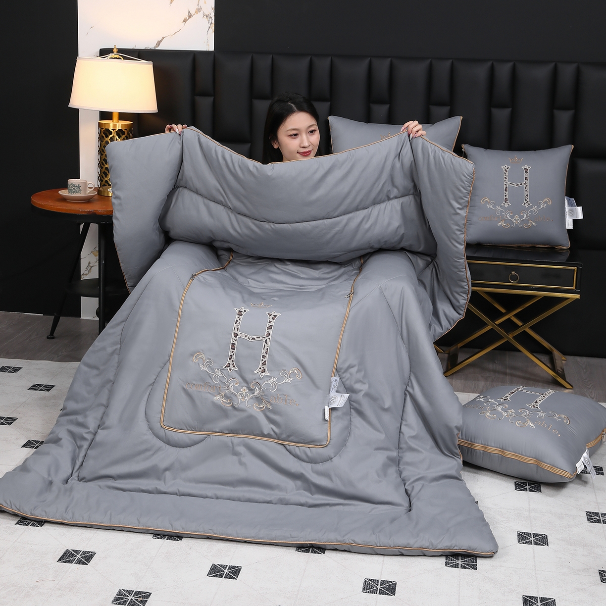 91家纺网 家纺一手货源 找家纺 照世家纺 2026新款全棉安逸H款抱枕被 浅灰