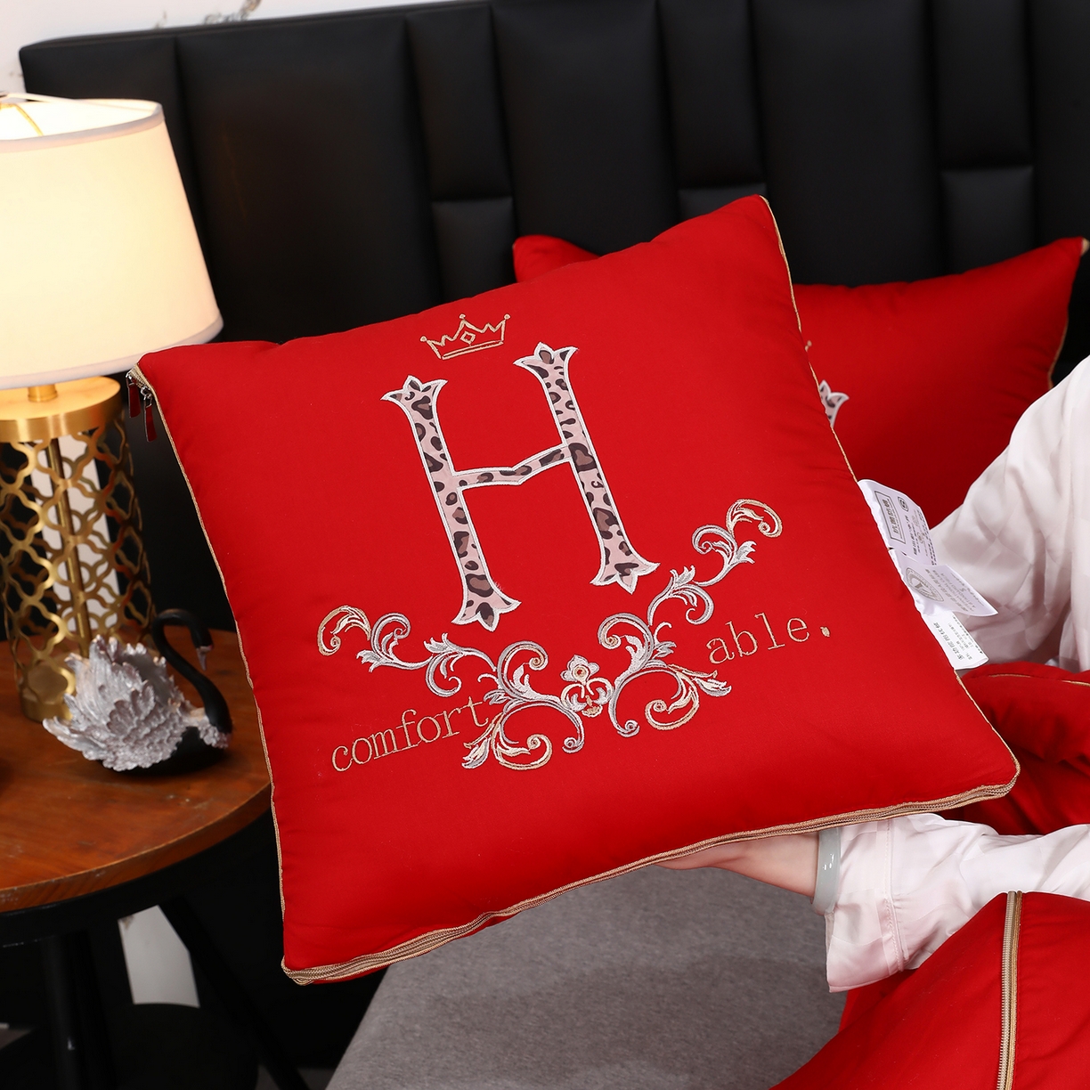 91家纺网 家纺一手货源 找家纺 照世家纺 2026新款全棉安逸H款抱枕被 大红