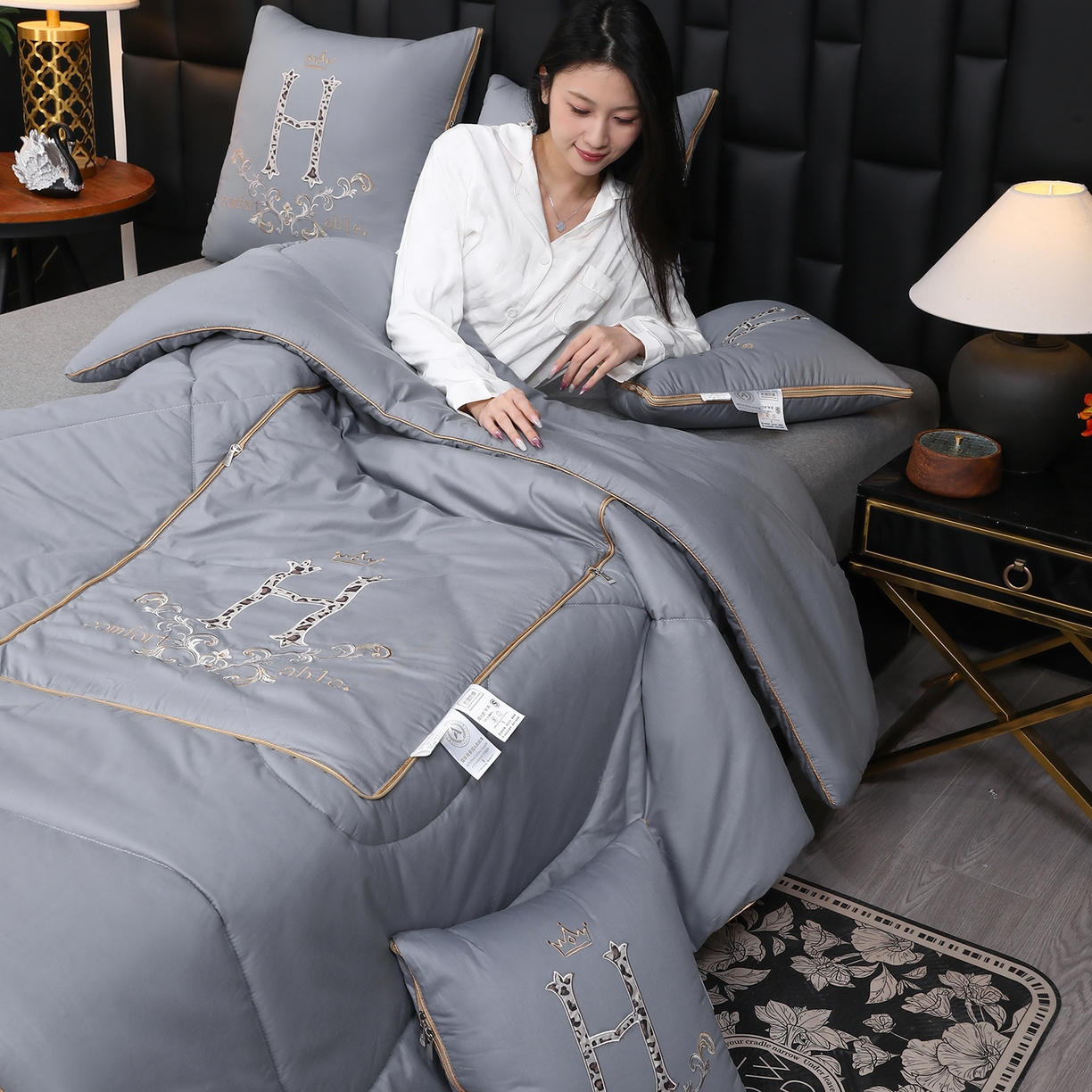 91家纺网 家纺一手货源 找家纺 照世家纺 2026新款全棉安逸H款抱枕被 浅灰