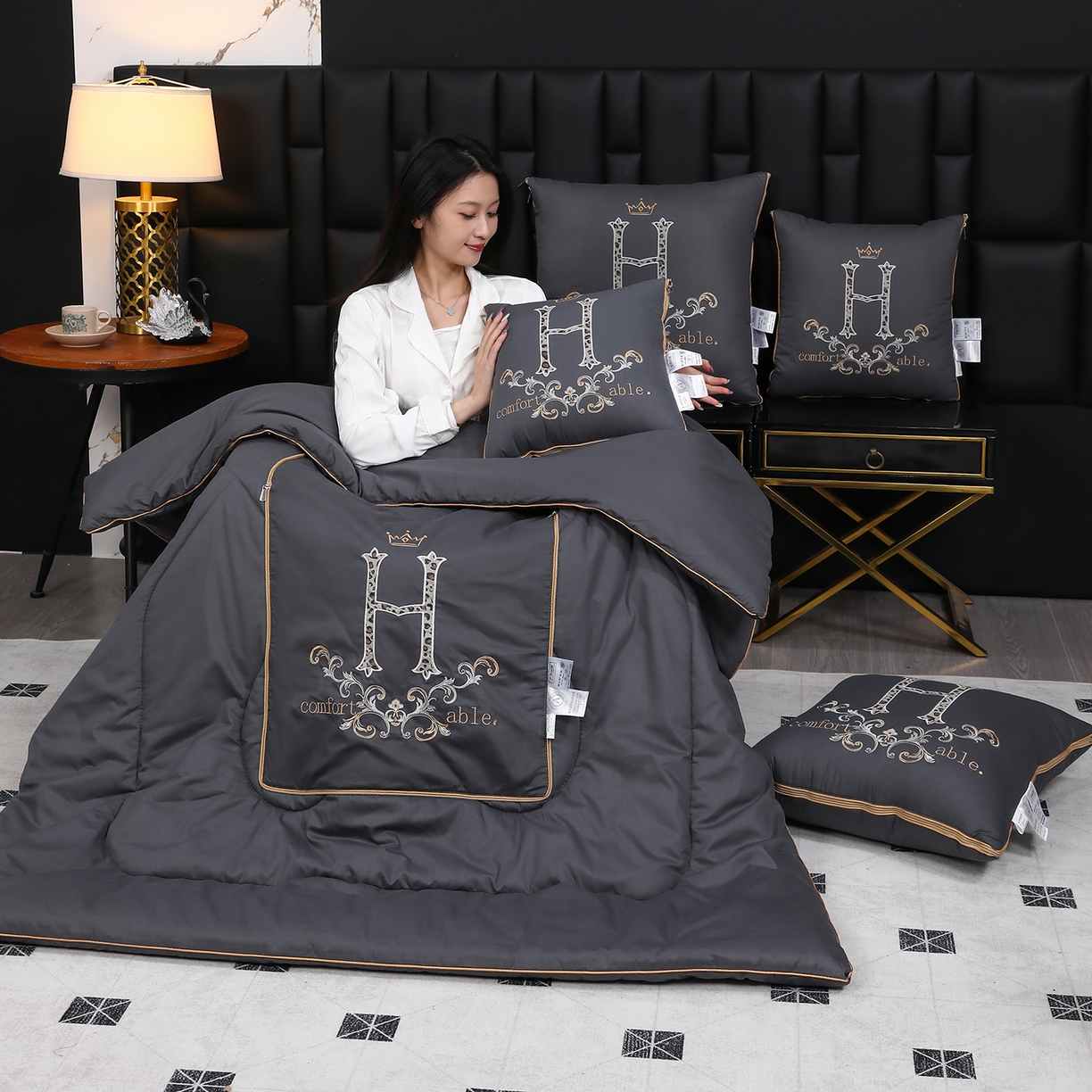 91家纺网 家纺一手货源 找家纺 照世家纺 2026新款全棉安逸H款抱枕被 深灰