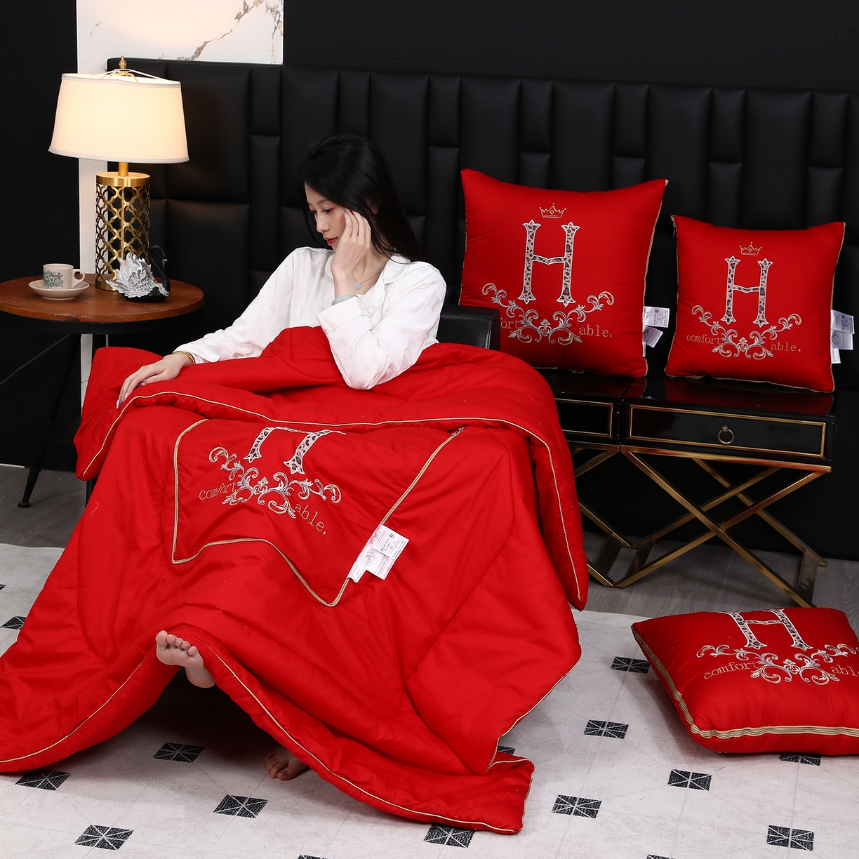 91家纺网 家纺一手货源 找家纺 照世家纺 2026新款全棉安逸H款抱枕被 大红