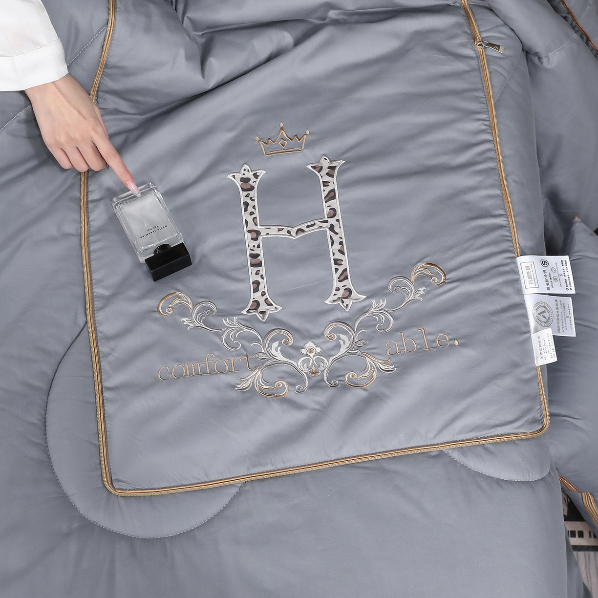 91家纺网 家纺一手货源 找家纺 照世家纺 2026新款全棉安逸H款抱枕被 浅灰