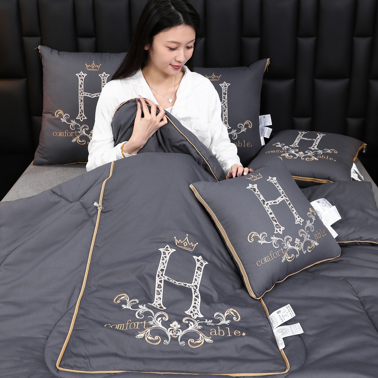 91家纺网 家纺一手货源 找家纺 照世家纺 2026新款全棉安逸H款抱枕被 深灰