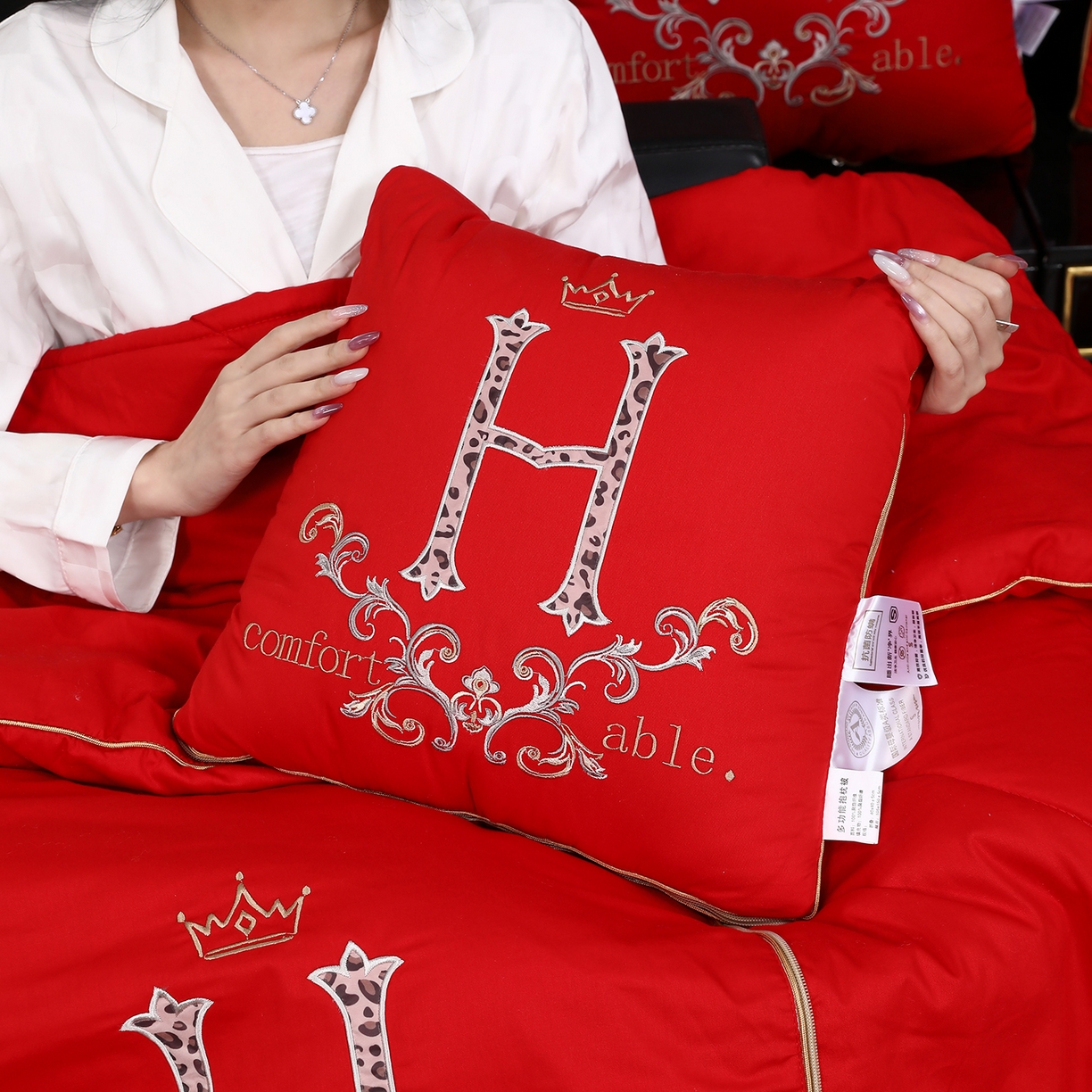 91家纺网 家纺一手货源 找家纺 照世家纺 2026新款全棉安逸H款抱枕被 大红