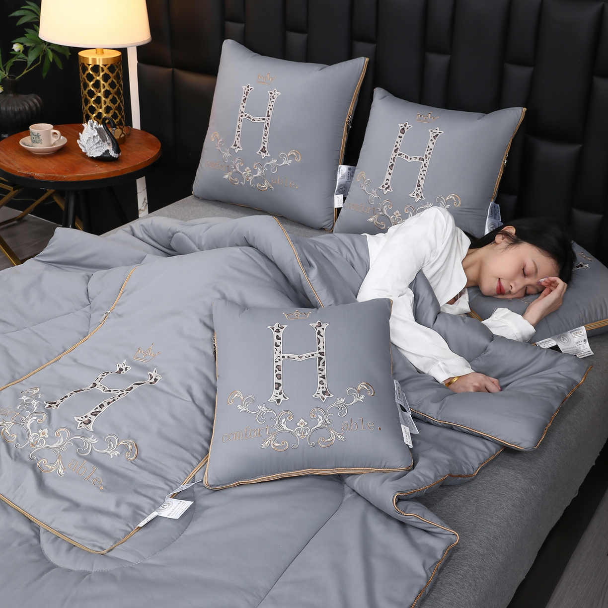 91家纺网 家纺一手货源 找家纺 照世家纺 2026新款全棉安逸H款抱枕被 浅灰