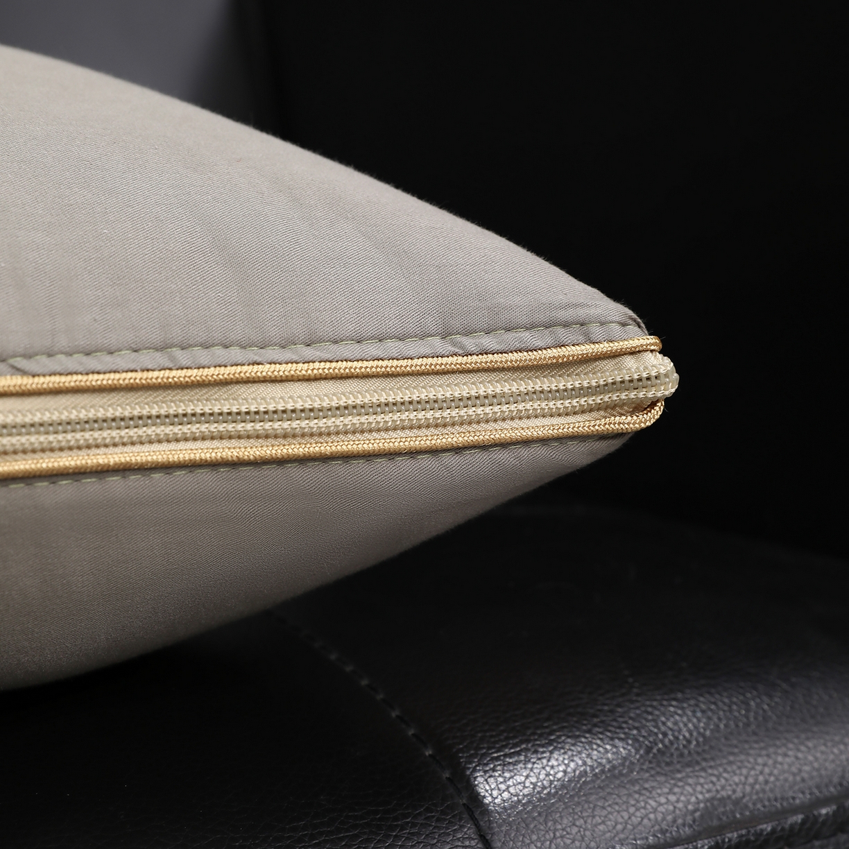 91家纺网 家纺一手货源 找家纺 照世家纺 2026新款全棉安逸H款抱枕被 咖色