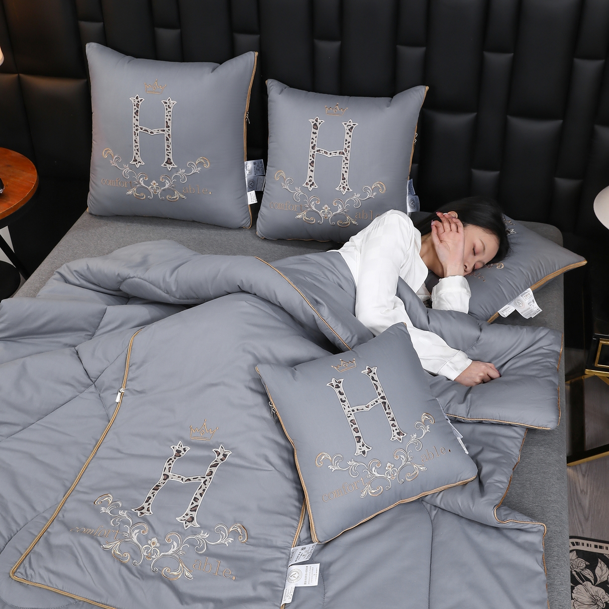 91家纺网 家纺一手货源 找家纺 照世家纺 2026新款全棉安逸H款抱枕被 浅灰