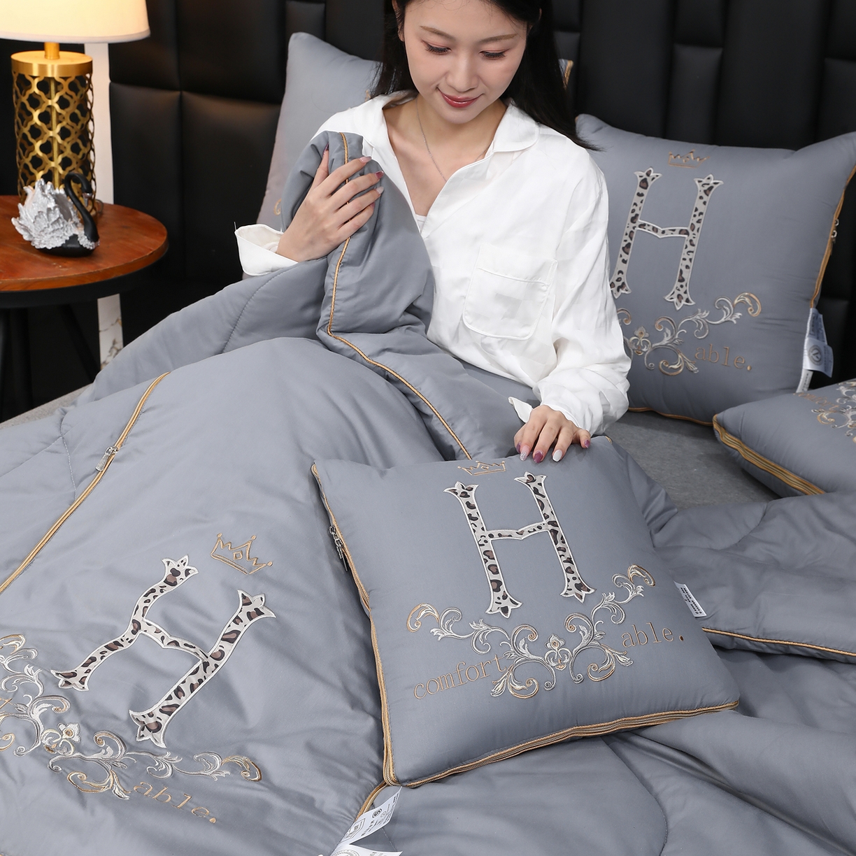 91家纺网 家纺一手货源 找家纺 照世家纺 2026新款全棉安逸H款抱枕被 浅灰