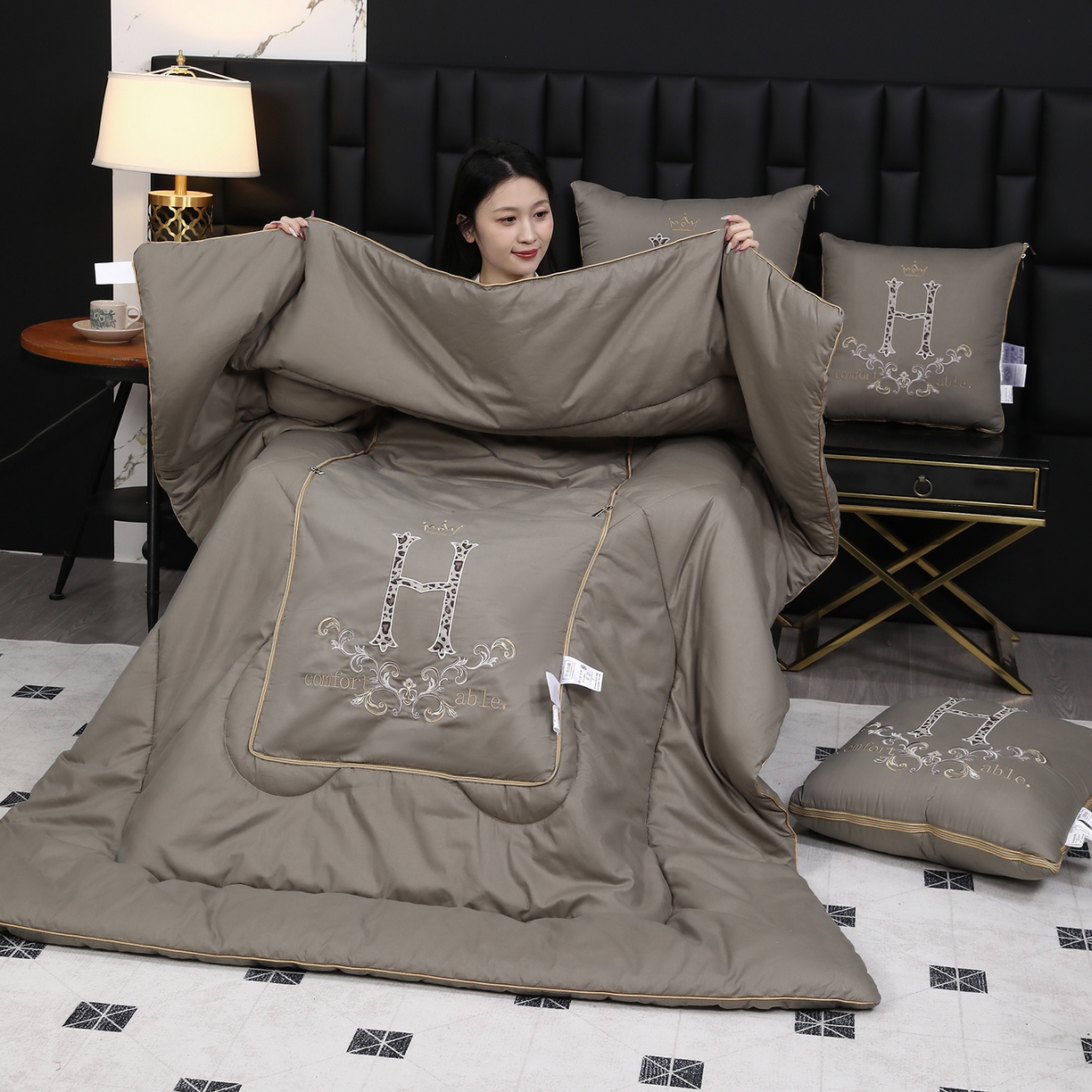 91家纺网 家纺一手货源 找家纺 照世家纺 2026新款全棉安逸H款抱枕被 咖色