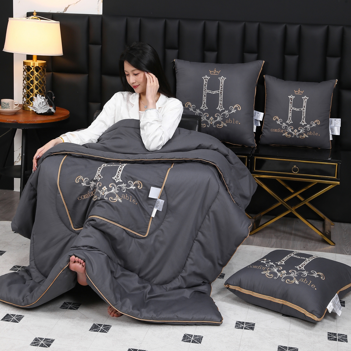 91家纺网 家纺一手货源 找家纺 照世家纺 2026新款全棉安逸H款抱枕被 深灰