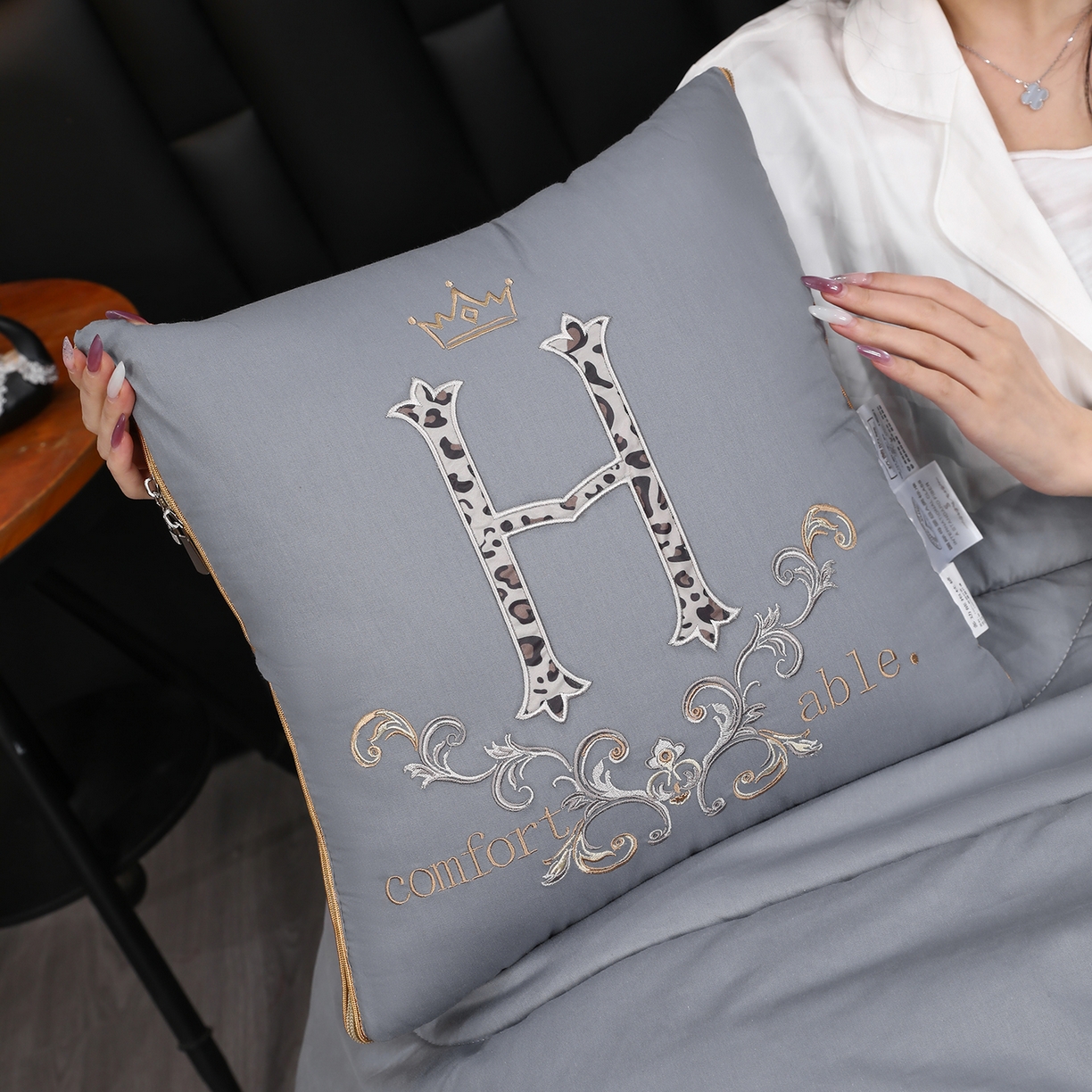 91家纺网 家纺一手货源 找家纺 照世家纺 2026新款全棉安逸H款抱枕被 浅灰