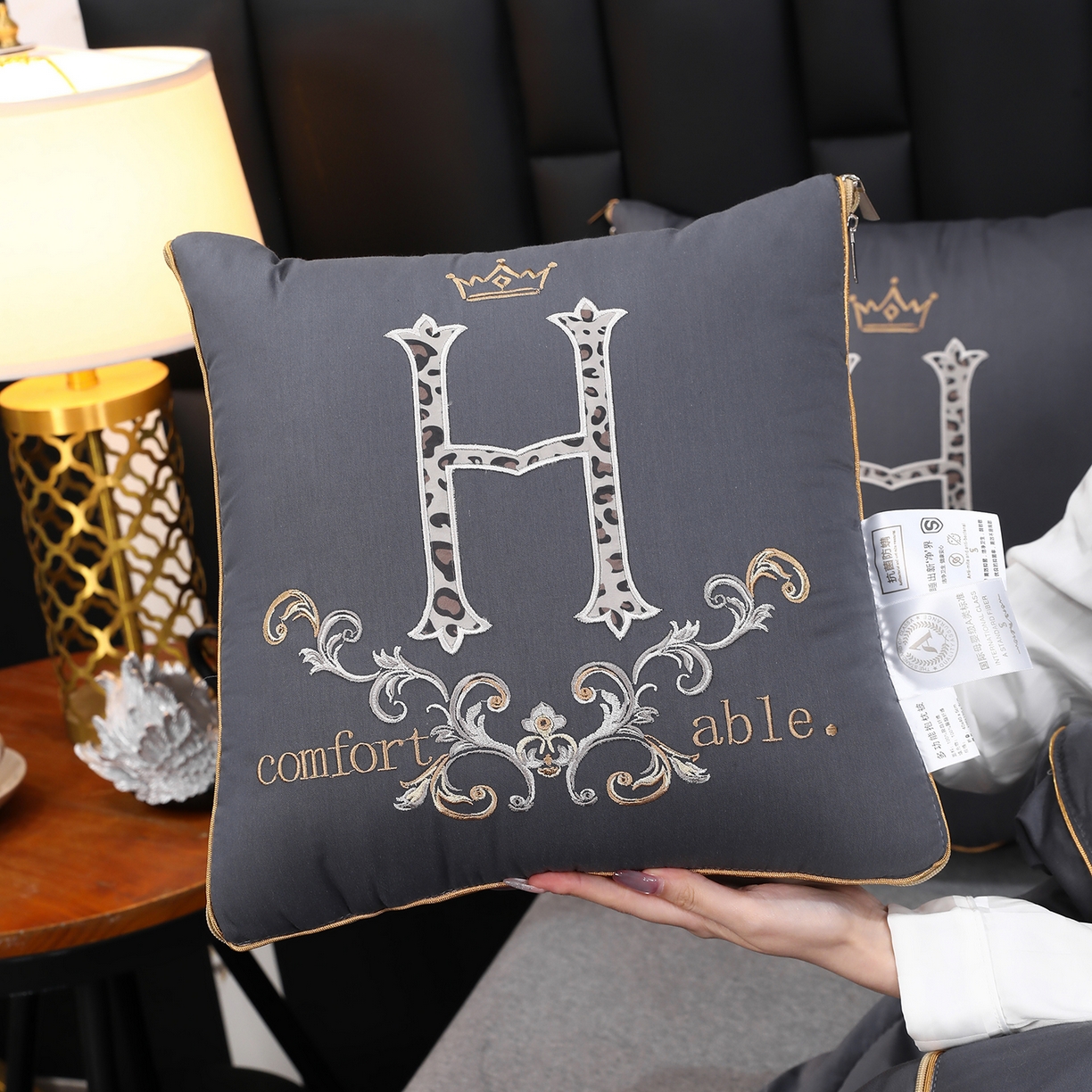 91家纺网 家纺一手货源 找家纺 照世家纺 2026新款全棉安逸H款抱枕被 深灰