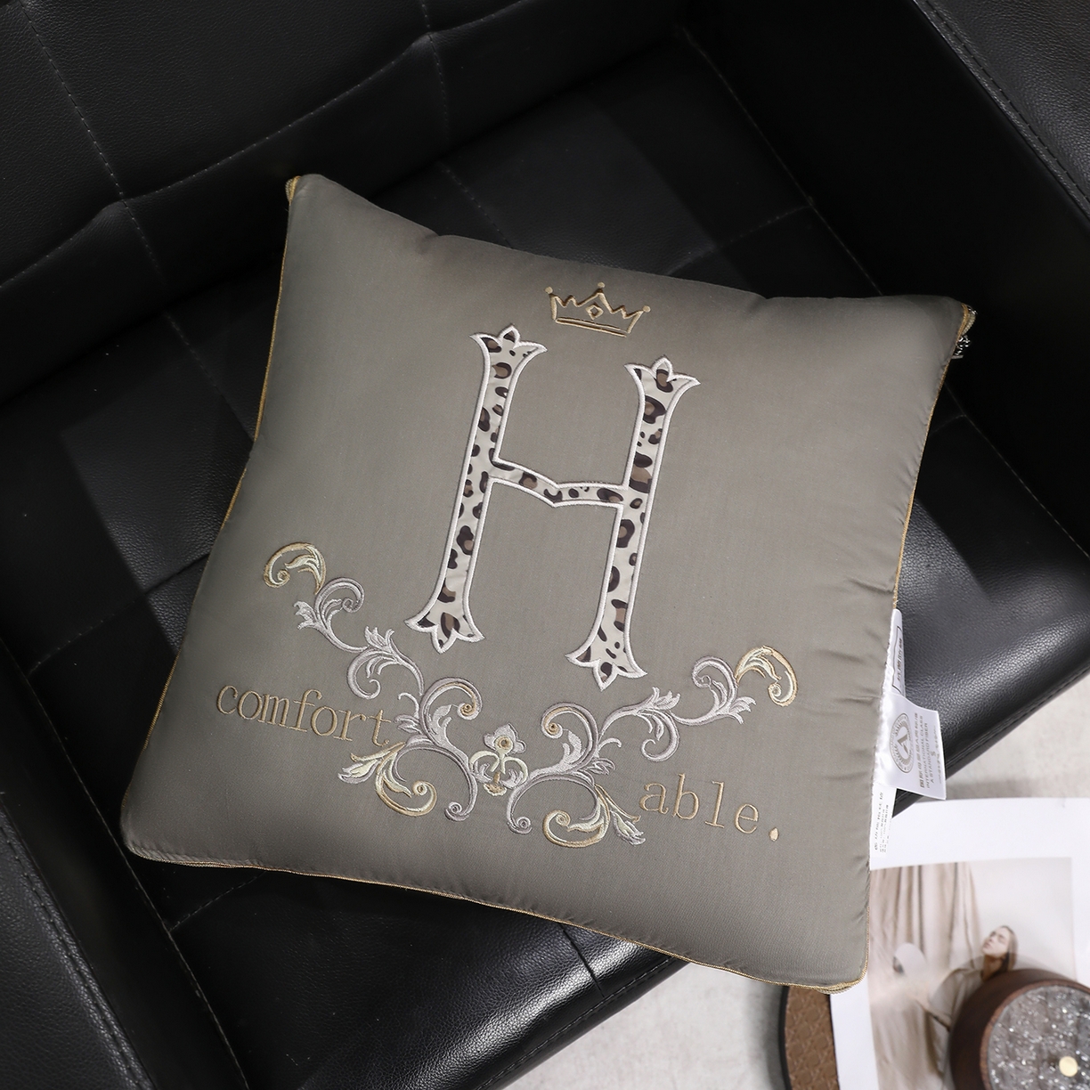 91家纺网 家纺一手货源 找家纺 照世家纺 2026新款全棉安逸H款抱枕被 咖色