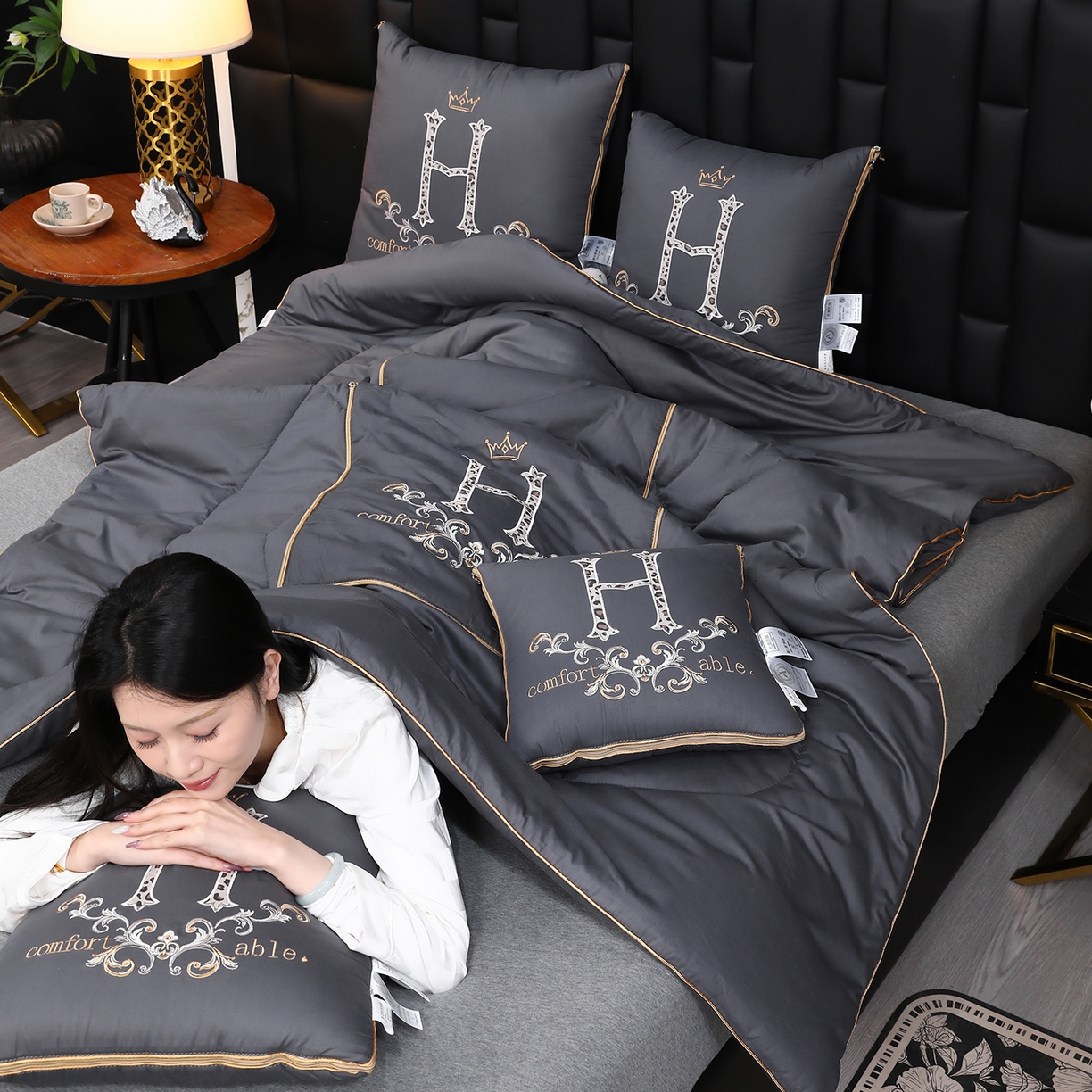 91家纺网 家纺一手货源 找家纺 照世家纺 2026新款全棉安逸H款抱枕被 深灰