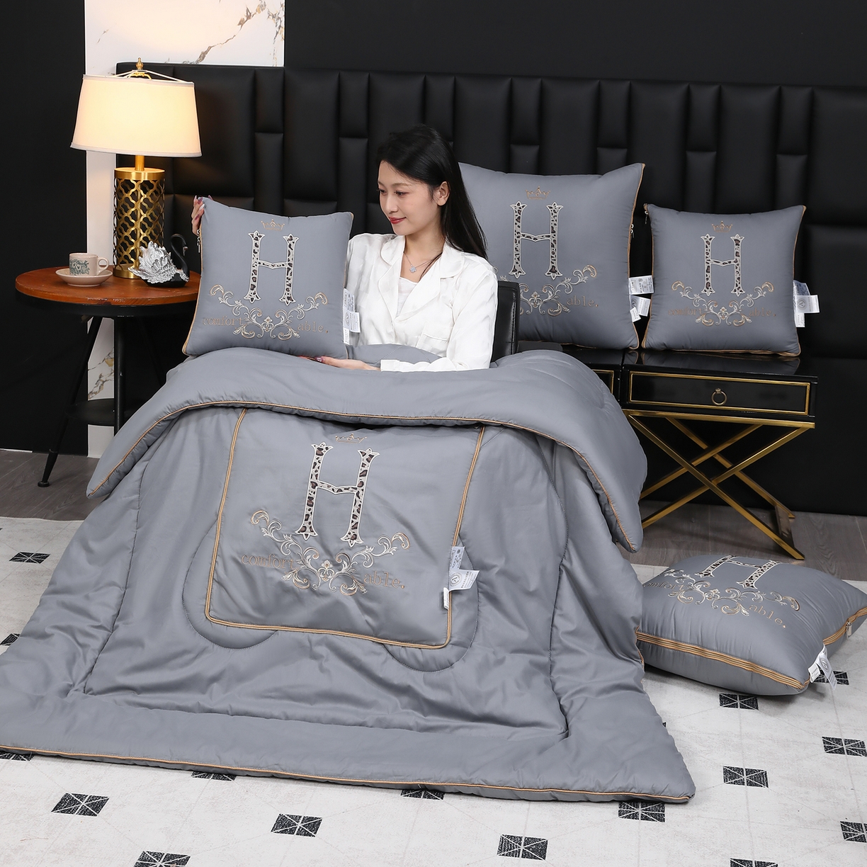 91家纺网 家纺一手货源 找家纺 照世家纺 2026新款全棉安逸H款抱枕被 浅灰