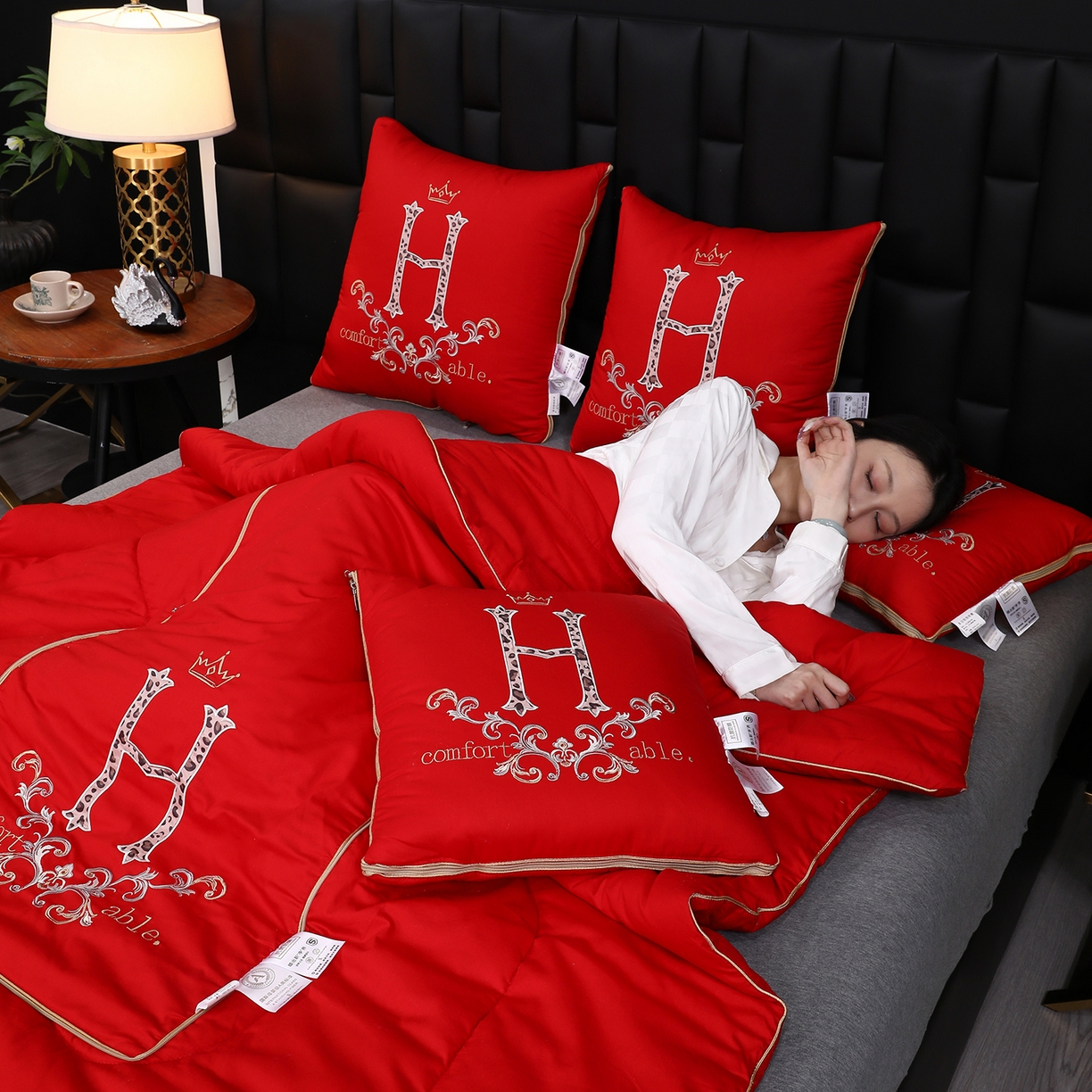 91家纺网 家纺一手货源 找家纺 照世家纺 2026新款全棉安逸H款抱枕被 大红