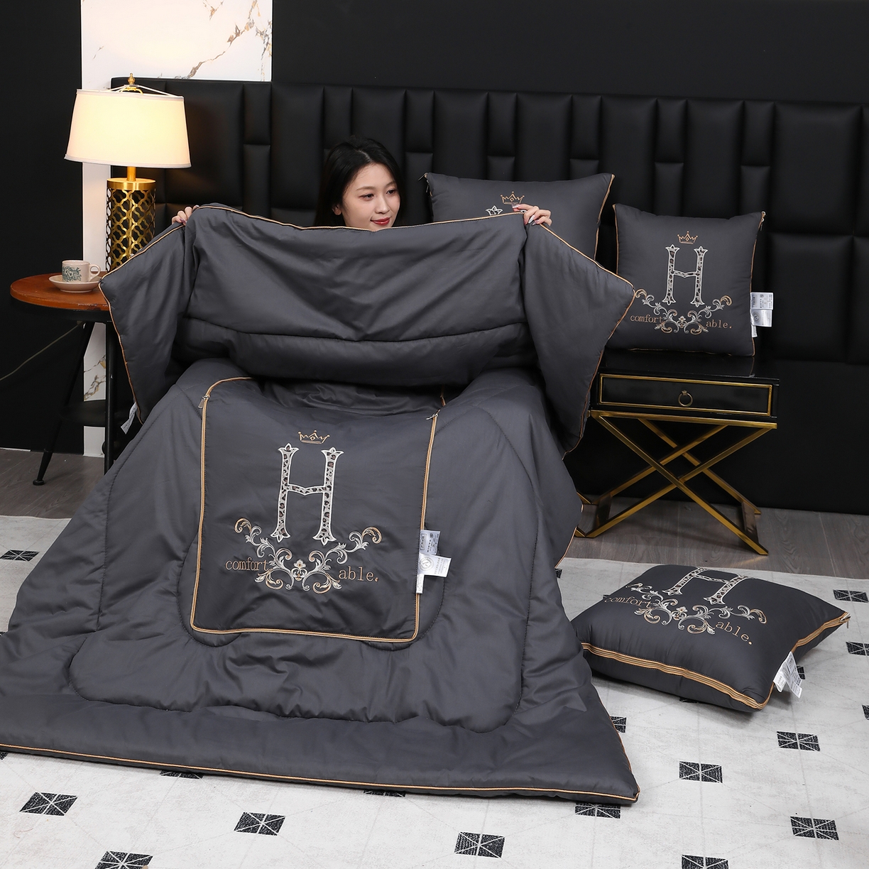 91家纺网 家纺一手货源 找家纺 照世家纺 2026新款全棉安逸H款抱枕被 深灰