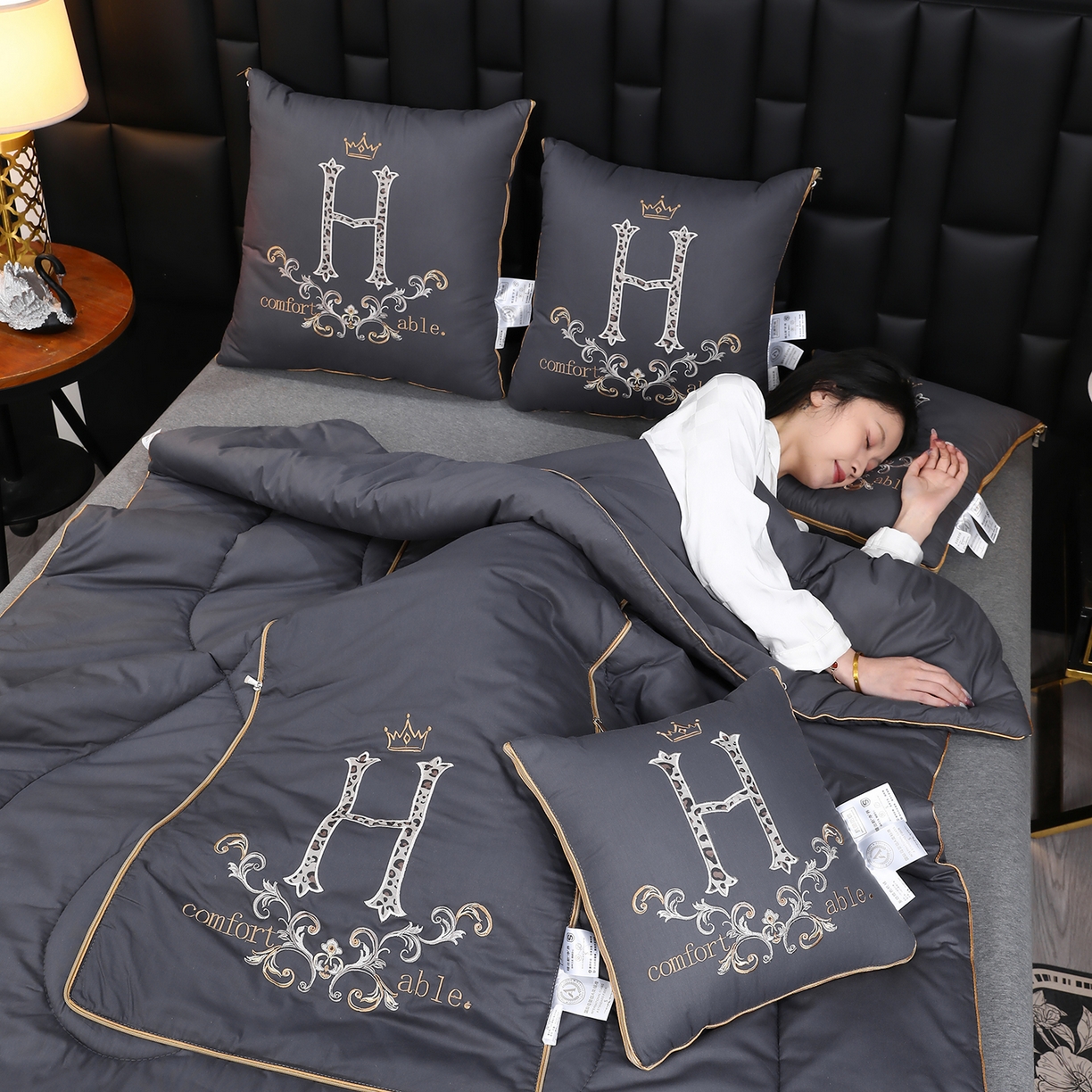 91家纺网 家纺一手货源 找家纺 照世家纺 2026新款全棉安逸H款抱枕被 深灰