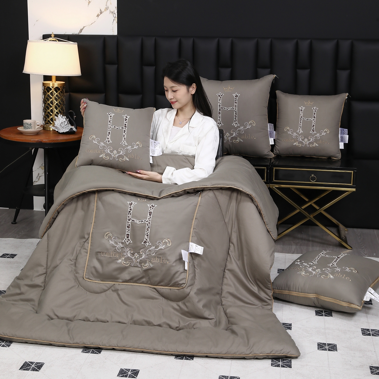 91家纺网 家纺一手货源 找家纺 照世家纺 2026新款全棉安逸H款抱枕被 咖色