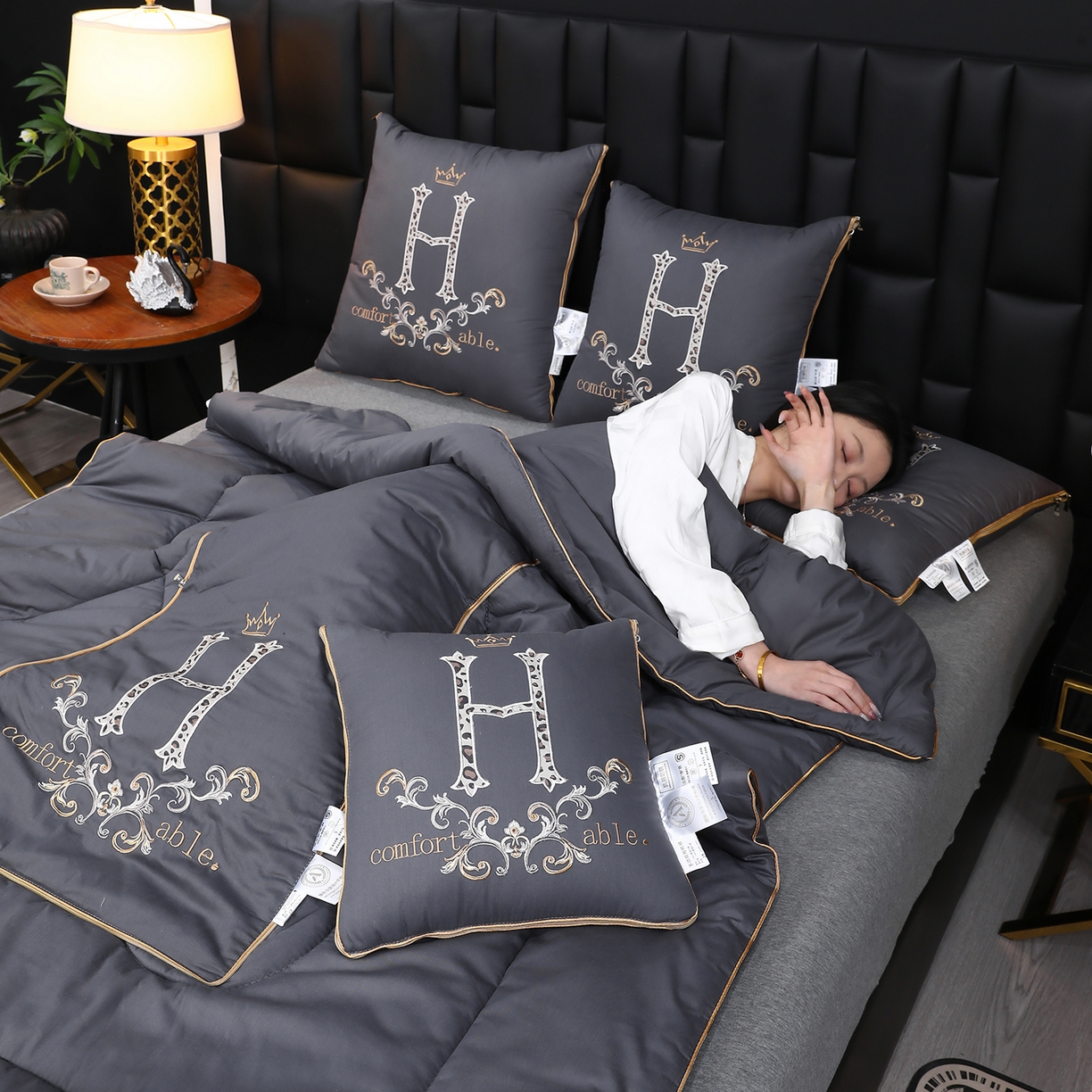 91家纺网 家纺一手货源 找家纺 照世家纺 2026新款全棉安逸H款抱枕被 深灰