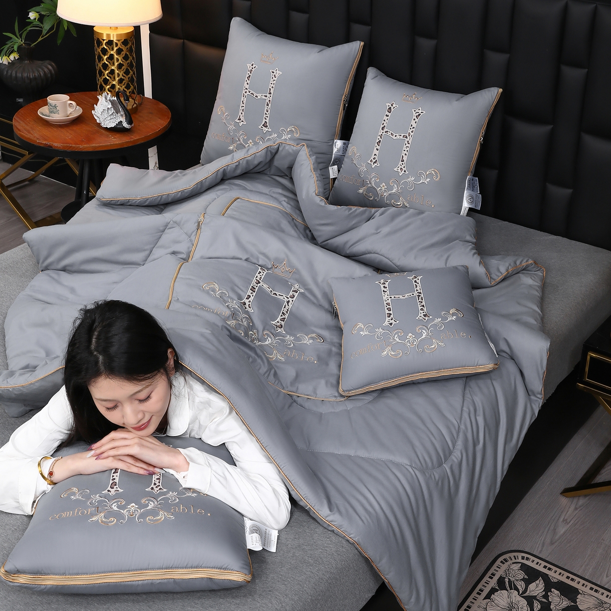 91家纺网 家纺一手货源 找家纺 照世家纺 2026新款全棉安逸H款抱枕被 浅灰