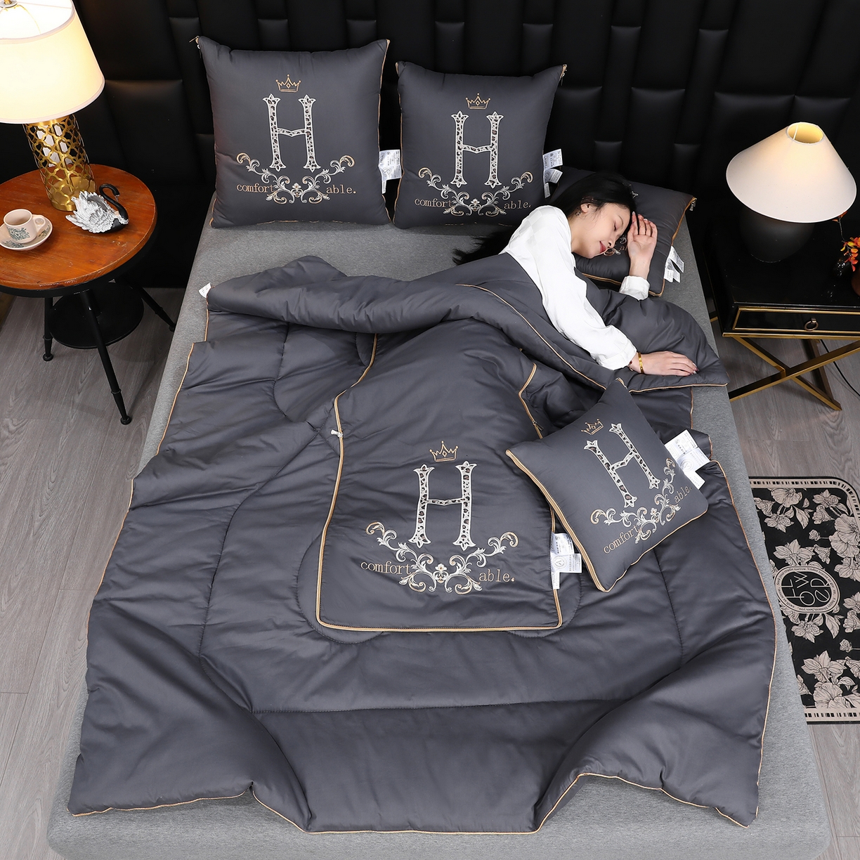 91家纺网 家纺一手货源 找家纺 照世家纺 2026新款全棉安逸H款抱枕被 深灰