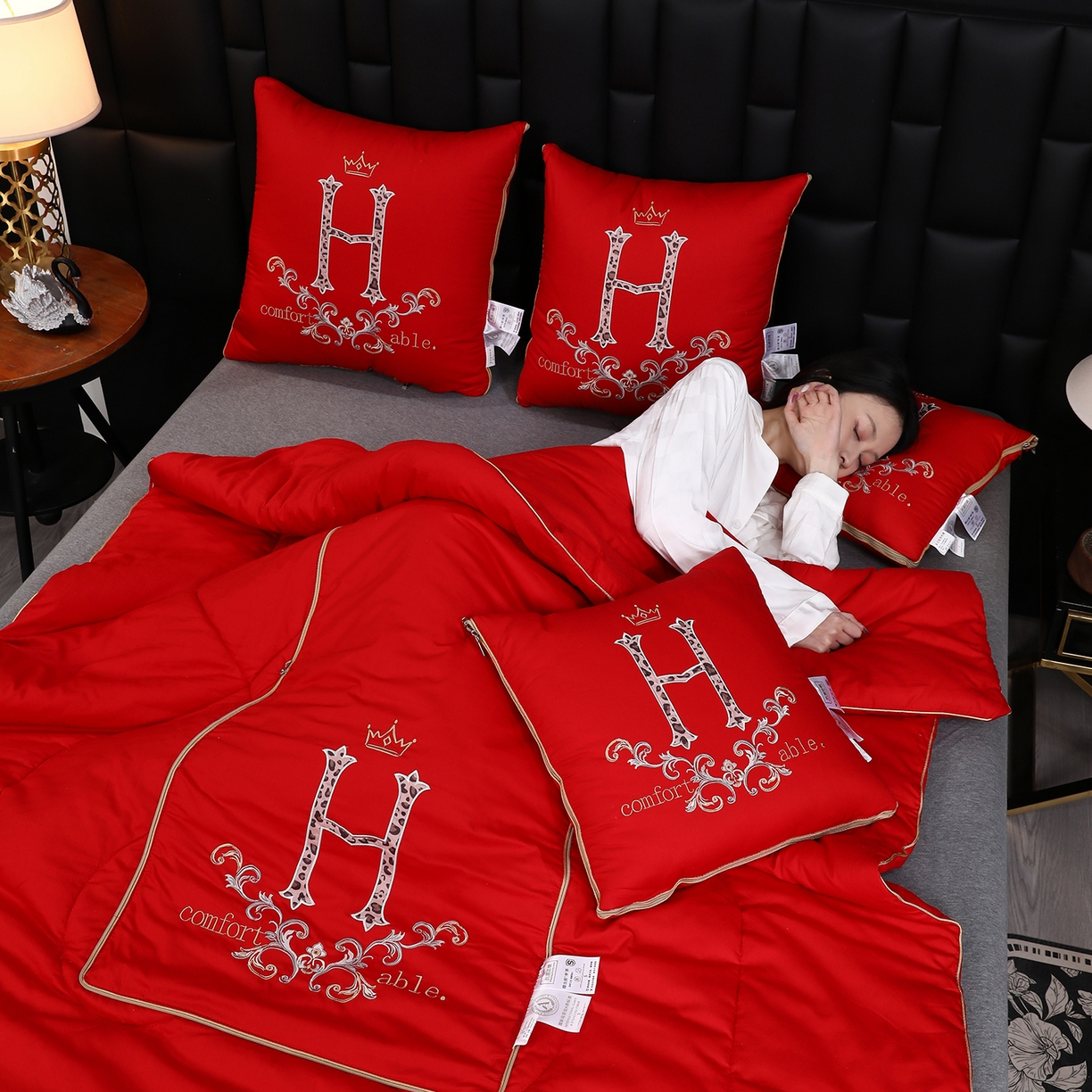 91家纺网 家纺一手货源 找家纺 照世家纺 2026新款全棉安逸H款抱枕被 大红