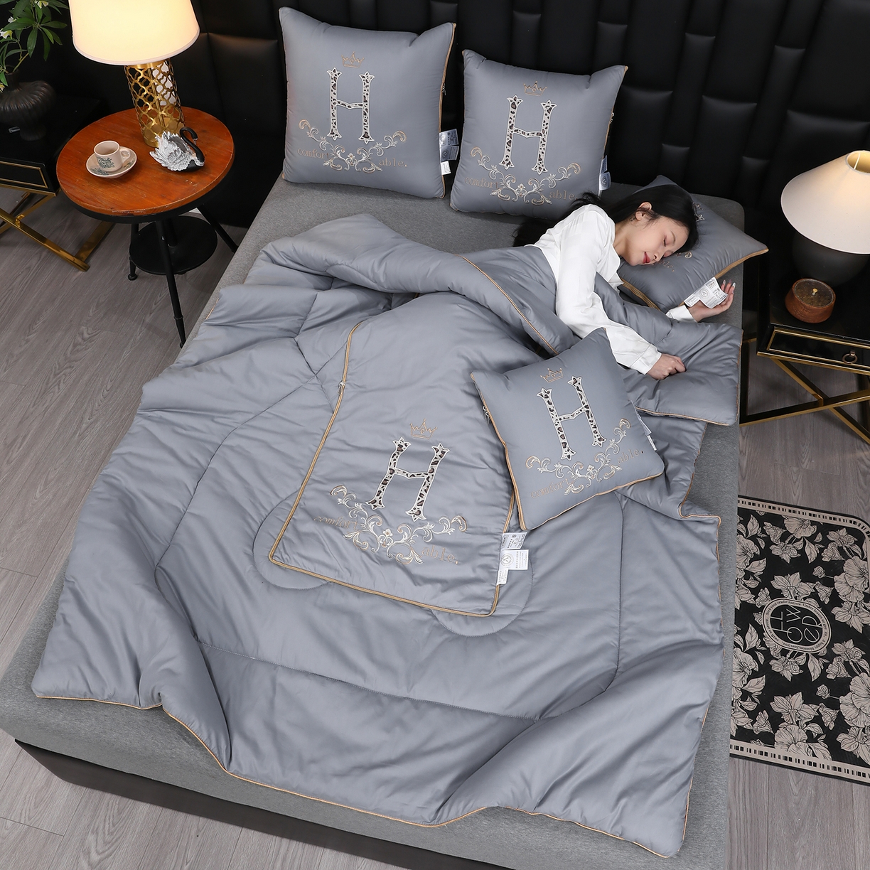 91家纺网 家纺一手货源 找家纺 照世家纺 2026新款全棉安逸H款抱枕被 浅灰