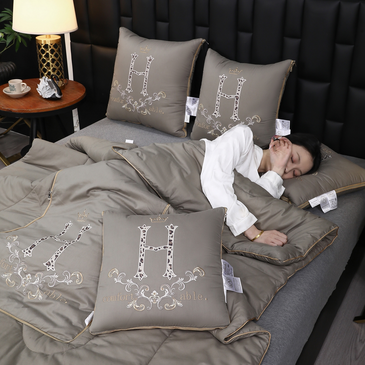 91家纺网 家纺一手货源 找家纺 照世家纺 2026新款全棉安逸H款抱枕被 咖色