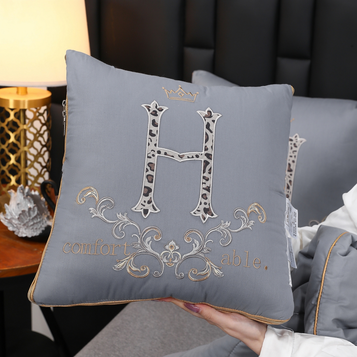 91家纺网 家纺一手货源 找家纺 照世家纺 2026新款全棉安逸H款抱枕被 浅灰