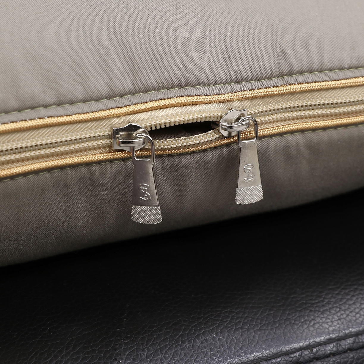 91家纺网 家纺一手货源 找家纺 照世家纺 2026新款全棉安逸H款抱枕被 咖色