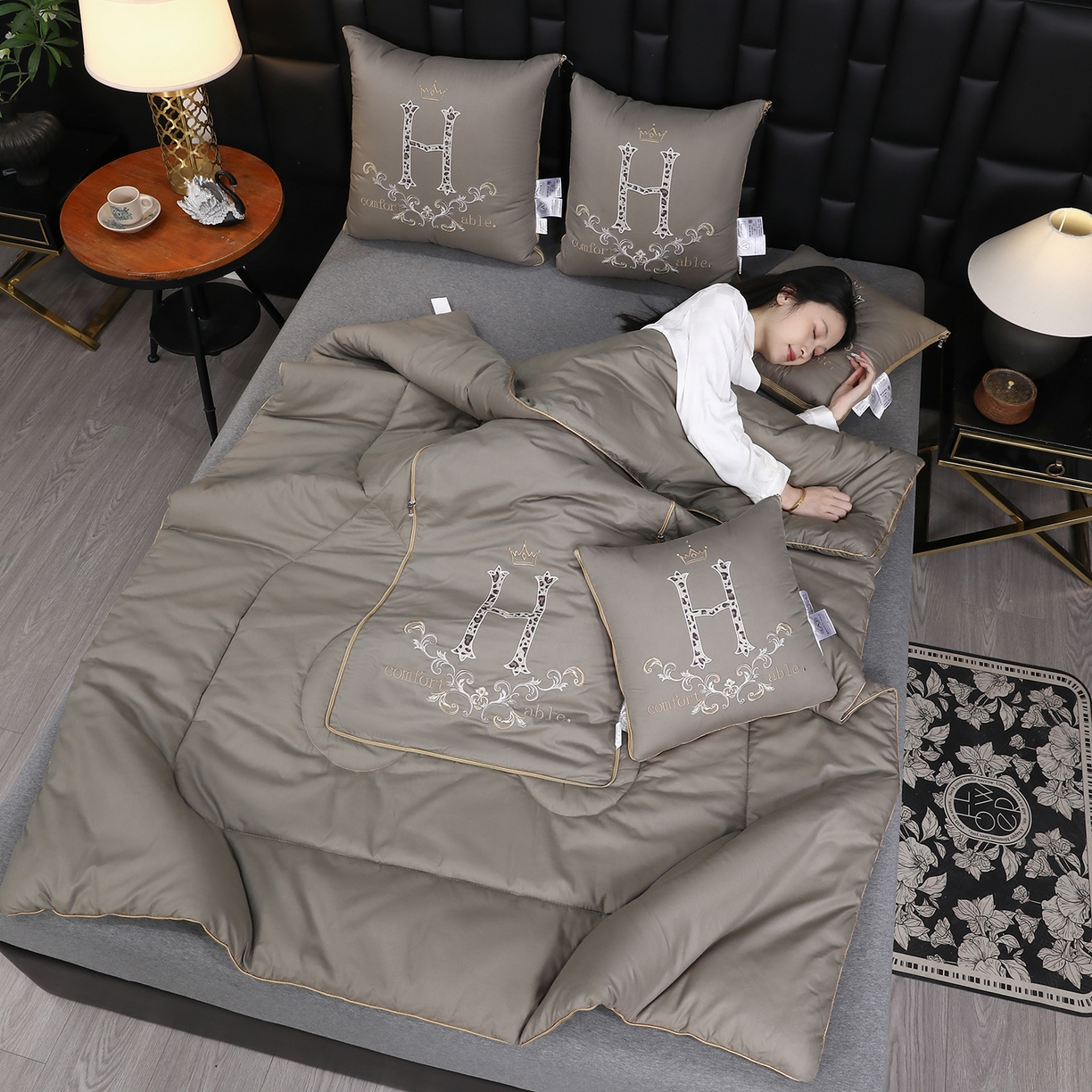 91家纺网 家纺一手货源 找家纺 照世家纺 2026新款全棉安逸H款抱枕被 咖色