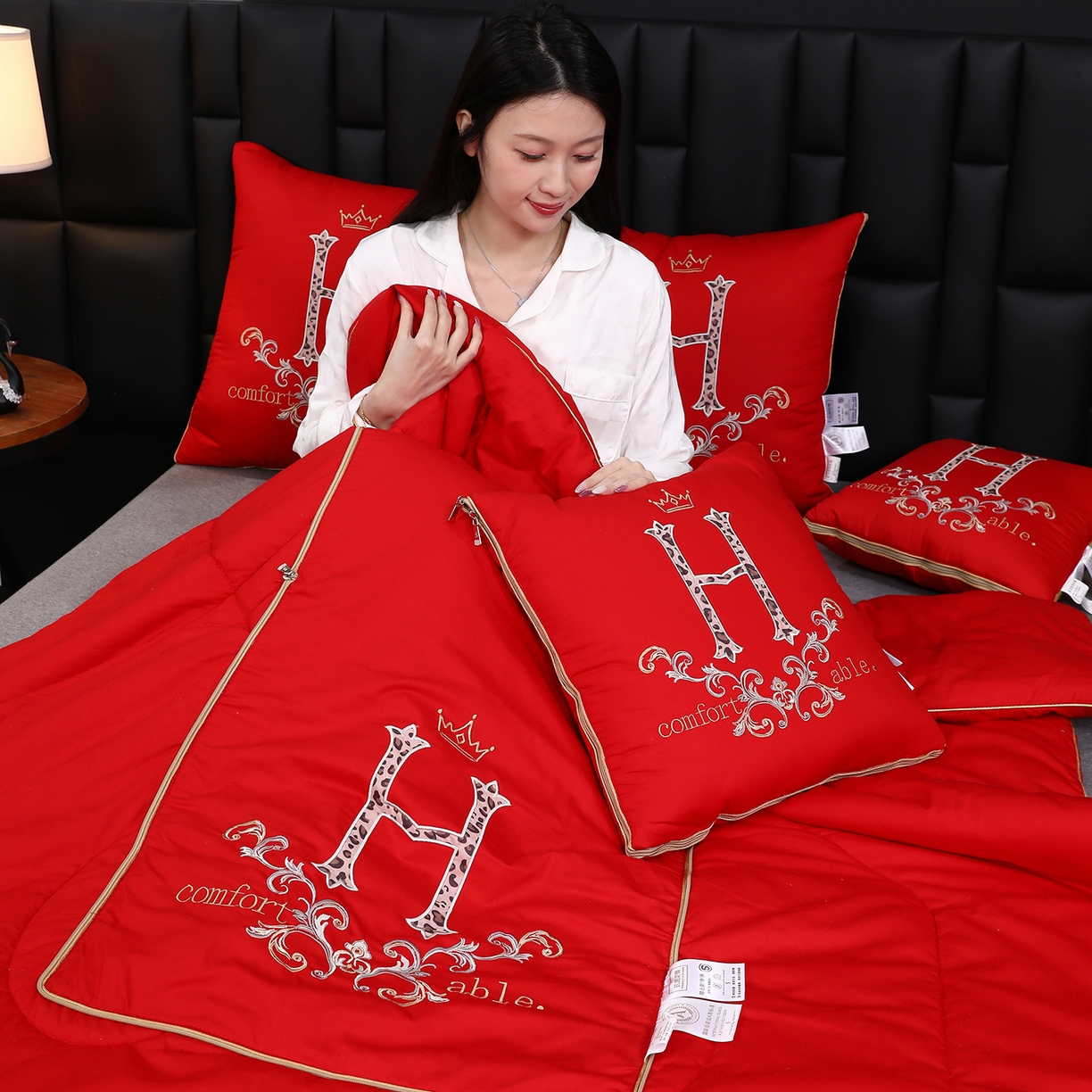 91家纺网 家纺一手货源 找家纺 照世家纺 2026新款全棉安逸H款抱枕被 大红