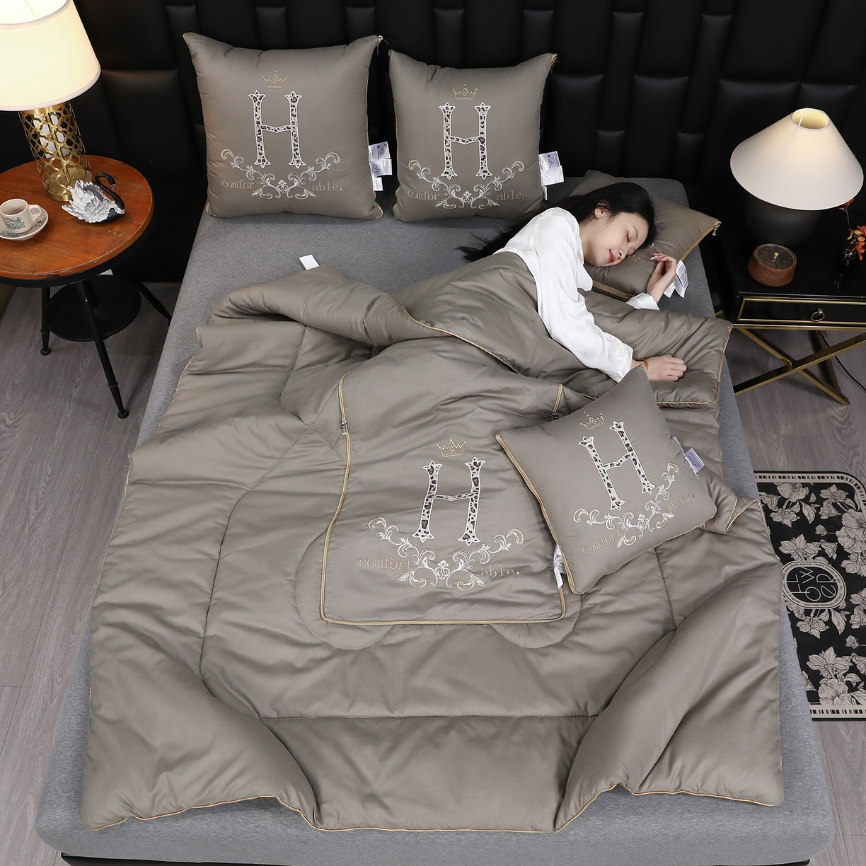 91家纺网 家纺一手货源 找家纺 照世家纺 2026新款全棉安逸H款抱枕被 咖色