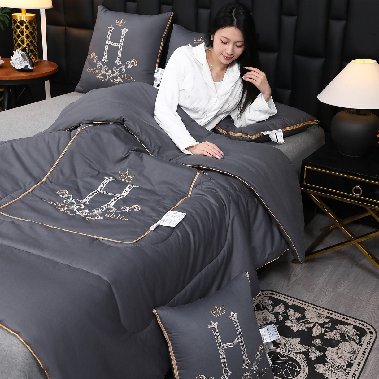 91家纺网 家纺一手货源 找家纺 照世家纺 2026新款全棉安逸H款抱枕被 深灰