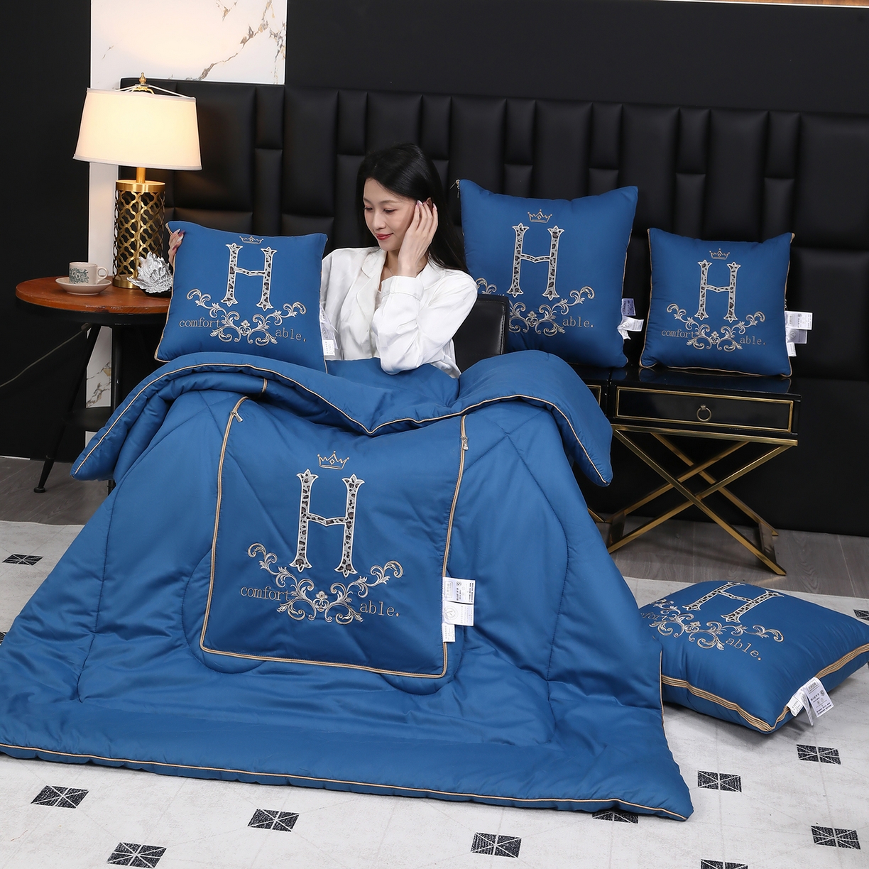 91家纺网 家纺一手货源 找家纺 照世家纺 2026新款全棉安逸H款抱枕被 孔雀蓝