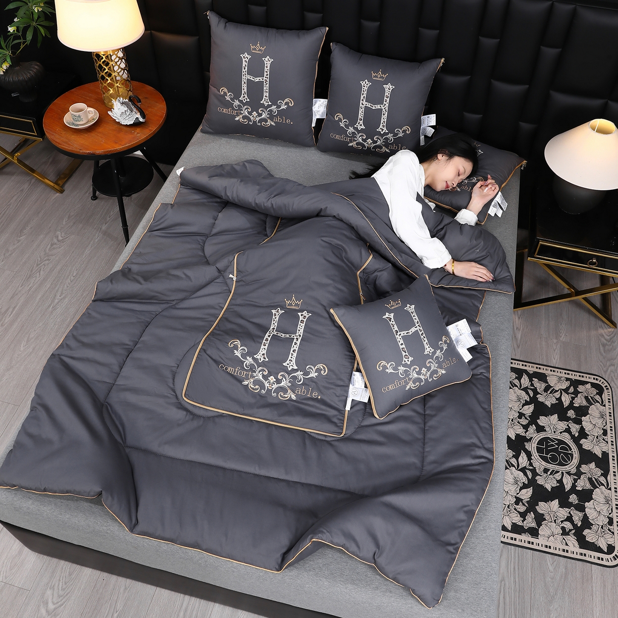 91家纺网 家纺一手货源 找家纺 照世家纺 2026新款全棉安逸H款抱枕被 深灰