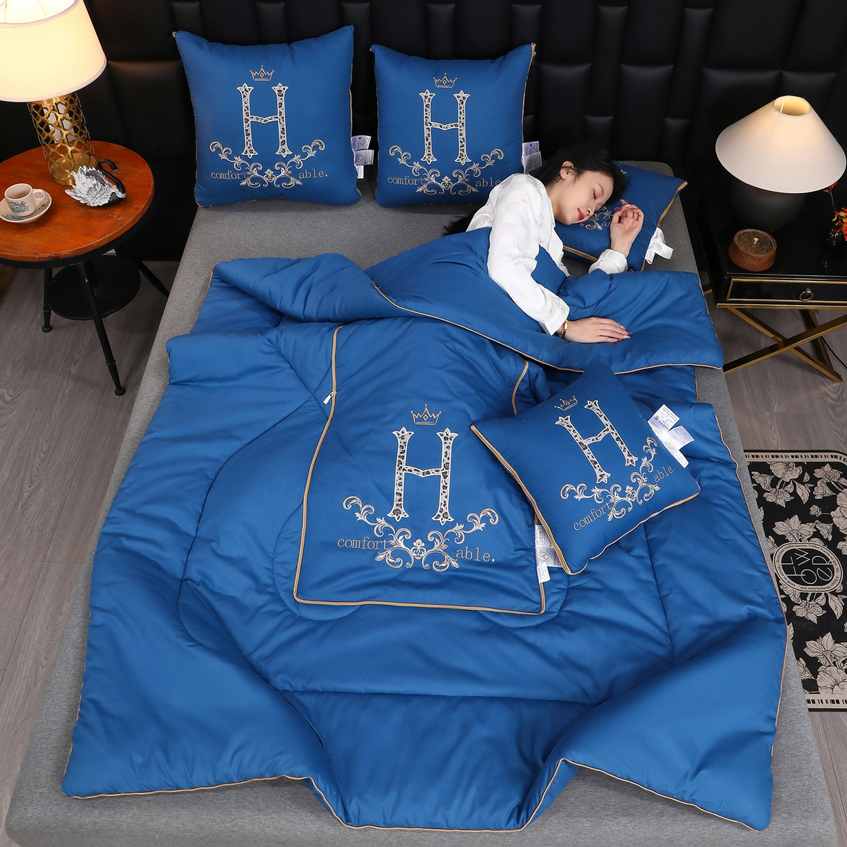 91家纺网 家纺一手货源 找家纺 照世家纺 2026新款全棉安逸H款抱枕被 孔雀蓝