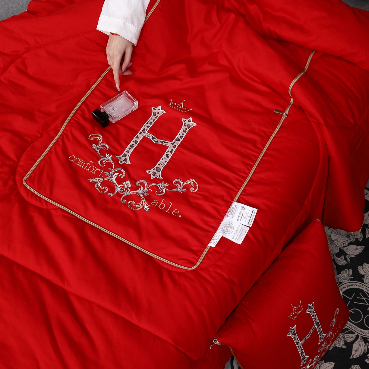 91家纺网 家纺一手货源 找家纺 照世家纺 2026新款全棉安逸H款抱枕被 大红