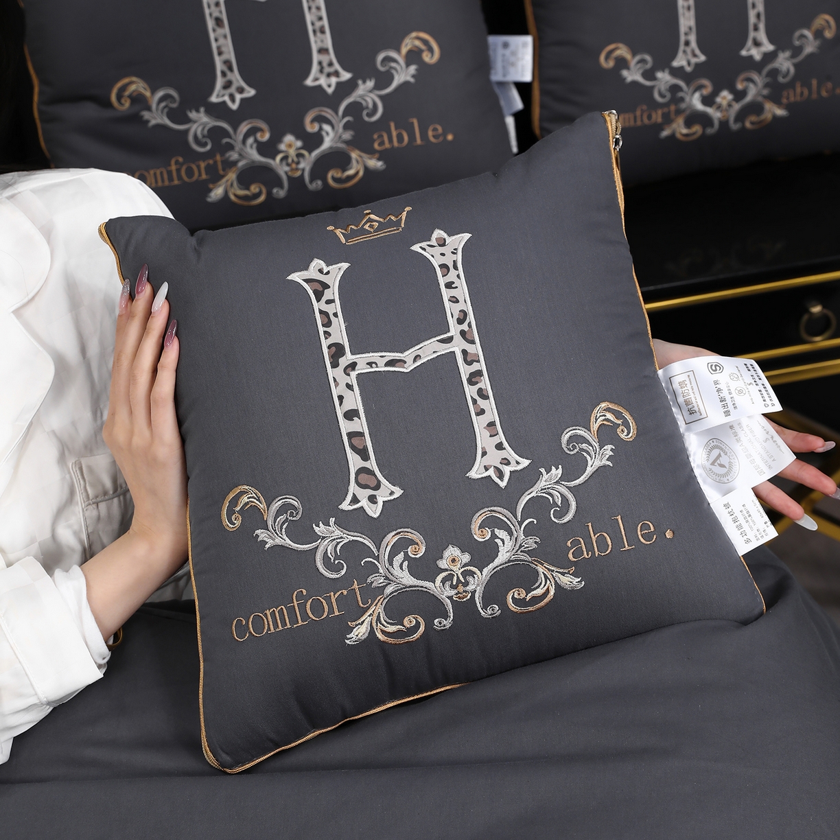 91家纺网 家纺一手货源 找家纺 照世家纺 2026新款全棉安逸H款抱枕被 深灰