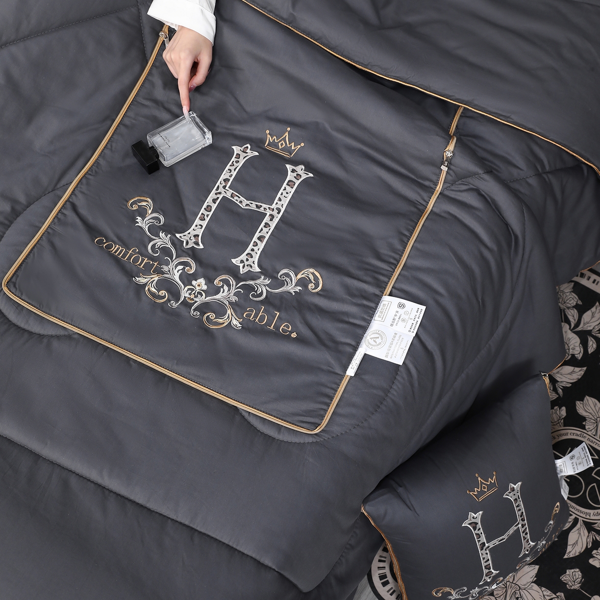 91家纺网 家纺一手货源 找家纺 照世家纺 2026新款全棉安逸H款抱枕被 深灰