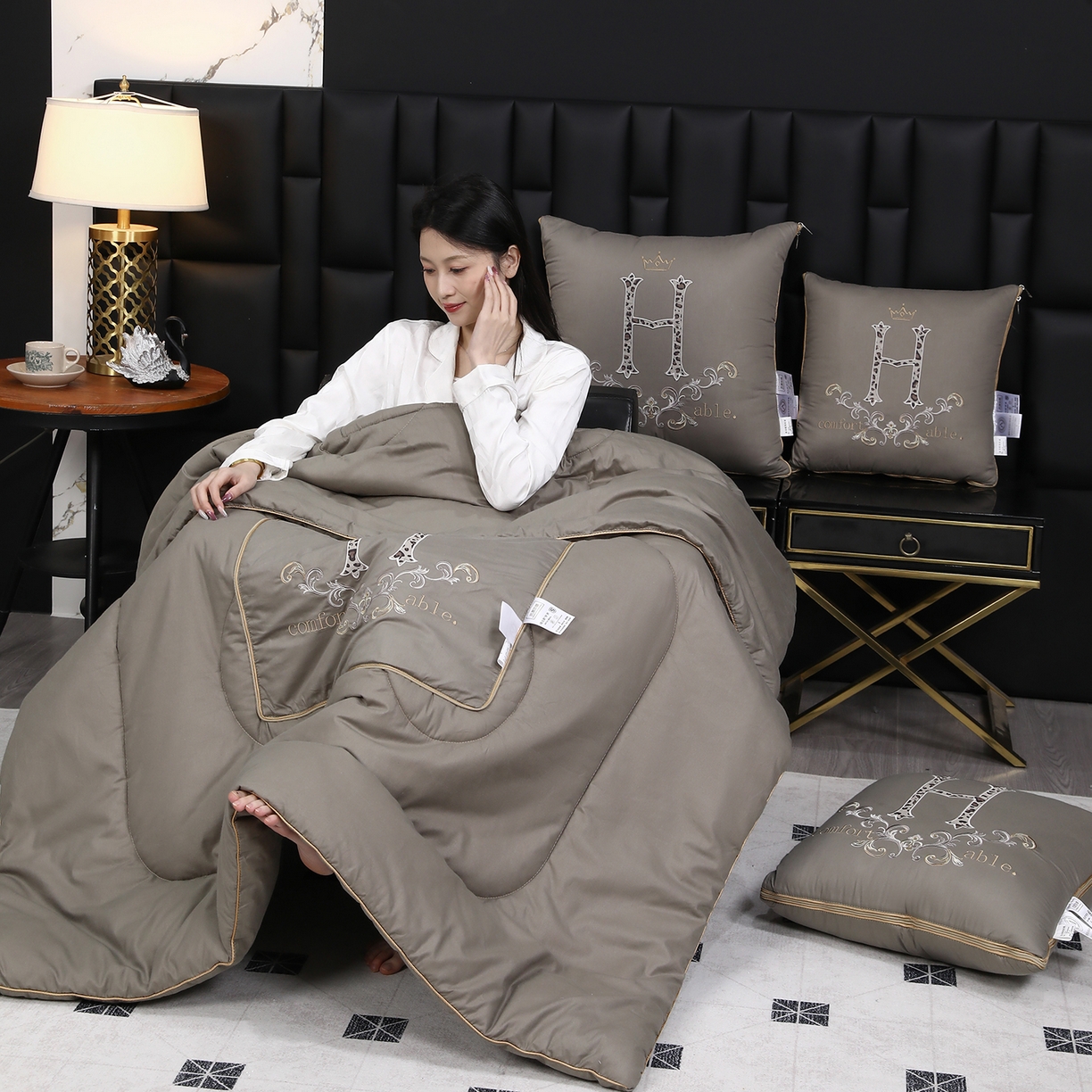 91家纺网 家纺一手货源 找家纺 照世家纺 2026新款全棉安逸H款抱枕被 咖色